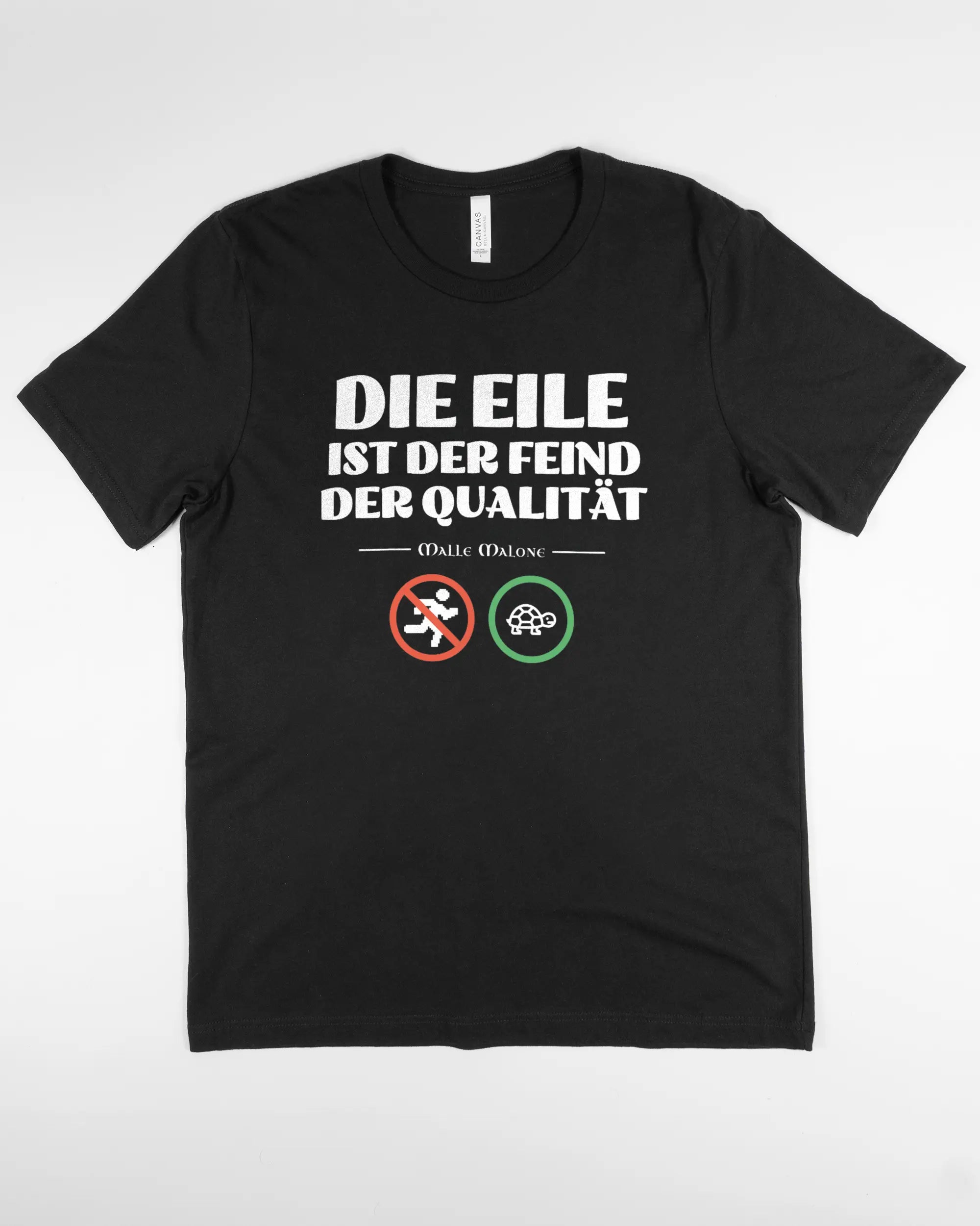 Vorderseite des Basic Unisex T-Shirt Light von Maondo mit dem Design Keine Eile in der Farbe Black und in der Größe L flach auf den Boden gelegt