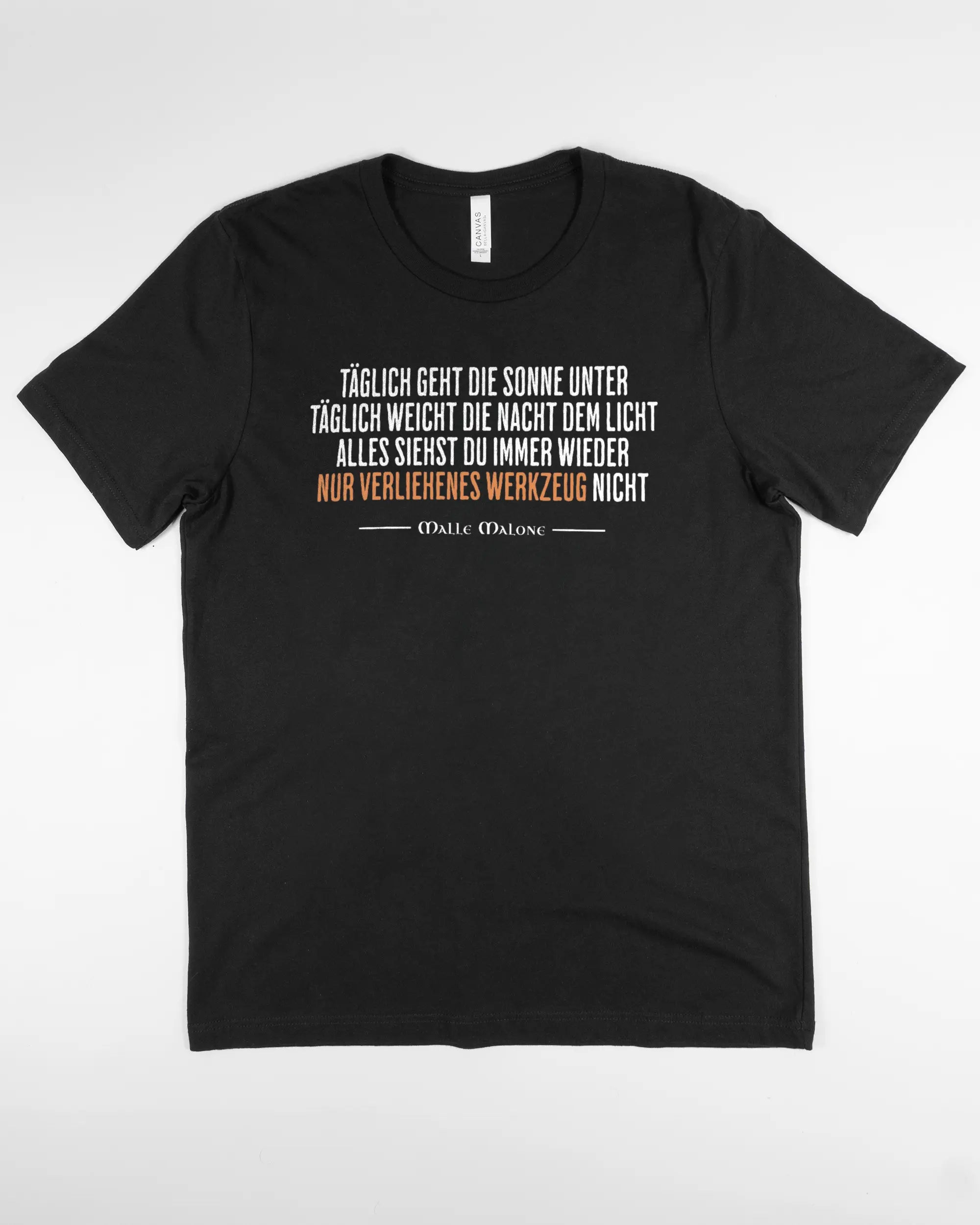 Vorderseite des Basic Unisex T-Shirt Light von Maondo mit dem Design Wegzeug in der Farbe Black und in der Größe L flach auf den Boden gelegt