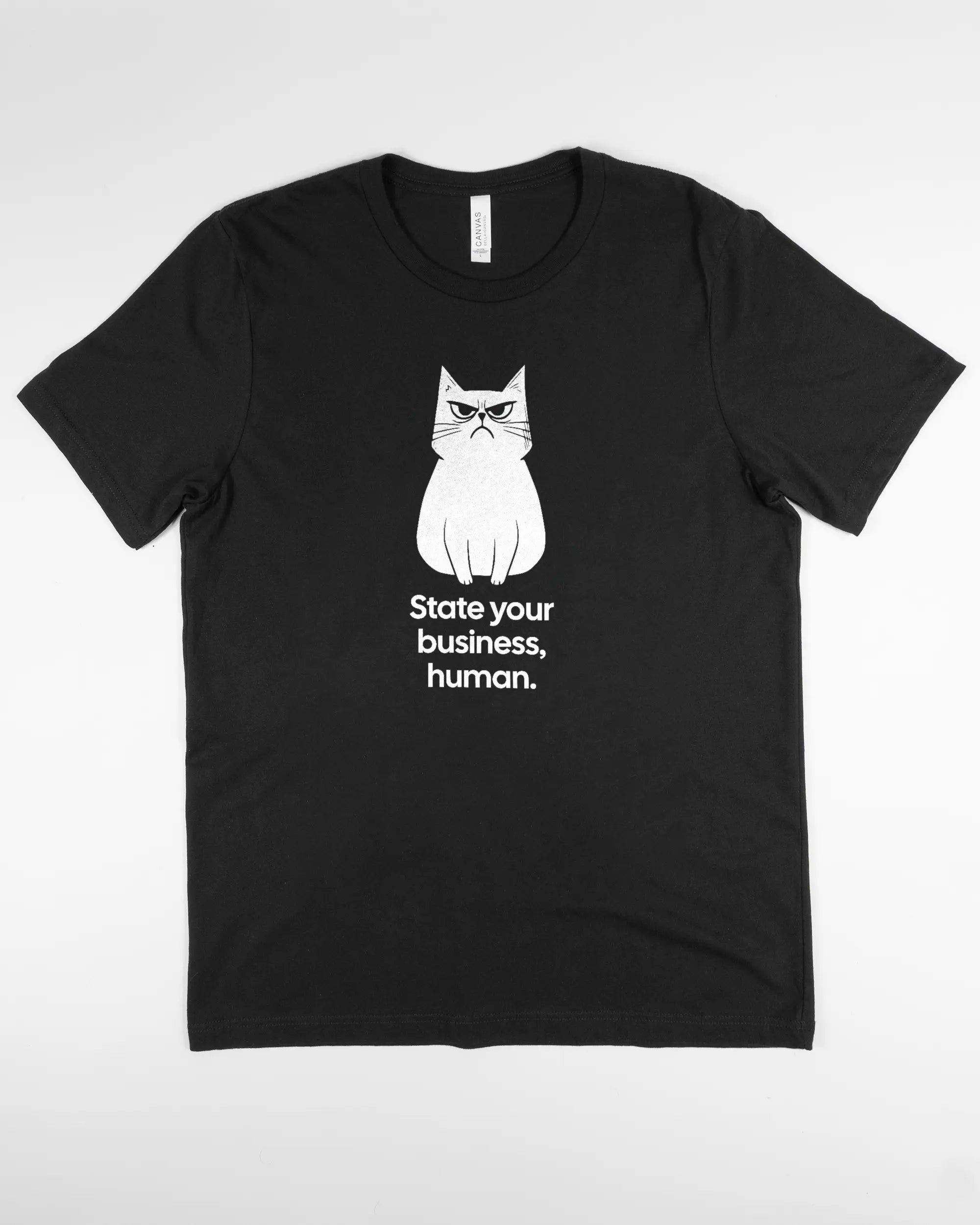Vorderseite des Basic Unisex T-Shirt Light von Maondo mit dem Design Grumpy Purr in der Farbe Black und in der Größe L flach auf den Boden gelegt