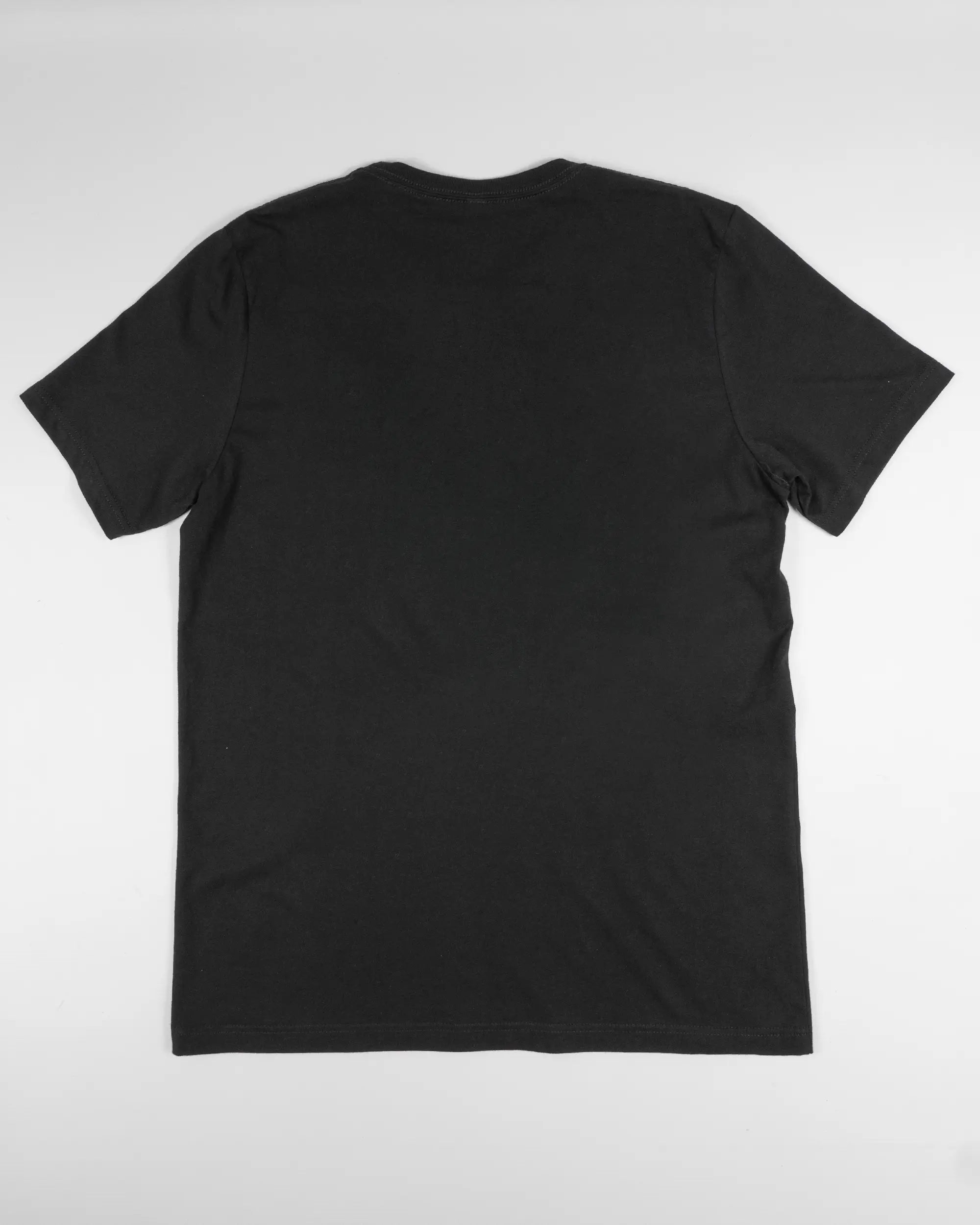 Rückseite des Basic Unisex T-Shirt Light von Maondo ohne Motiv in der Farbe Black und in der Größe L flach auf den Boden gelegt