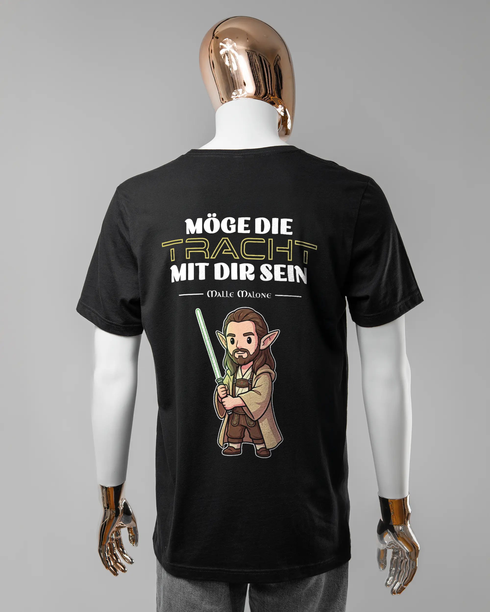 Rückseite des Basic Unisex T-Shirt Light von Maondo mit dem Design Tracht mit dir in der Farbe Black und in der Größe L getragen von einer maskulinen Puppe