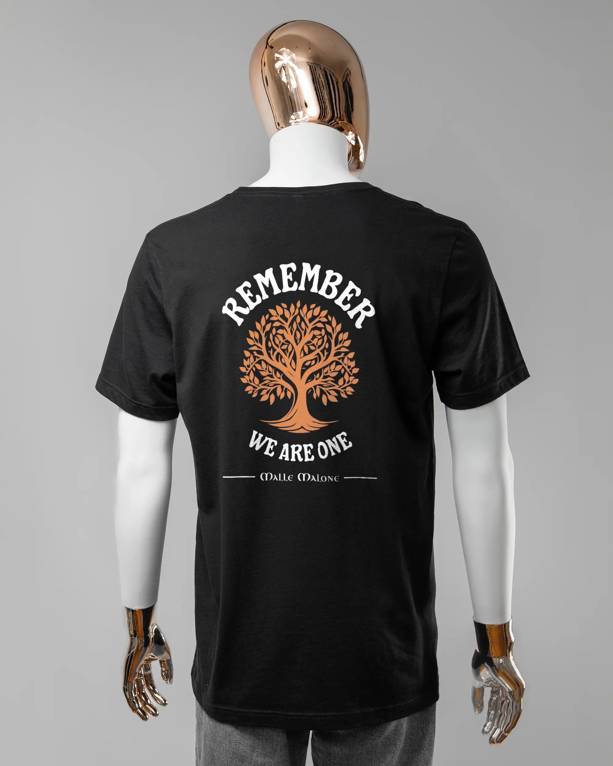 Rückseite des Basic Unisex T-Shirt Light von Maondo mit dem Design We are one in der Farbe Black und in der Größe L getragen von einer maskulinen Puppe