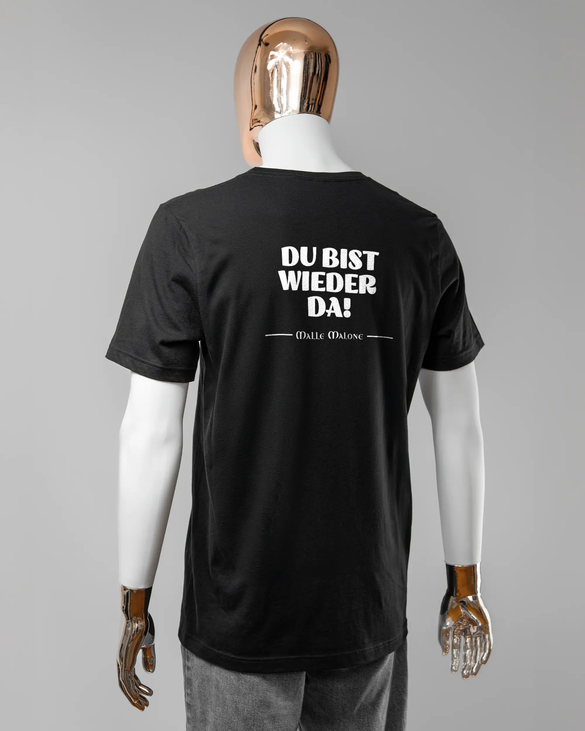 Rückseite des Basic Unisex T-Shirt Light von Maondo mit dem Design Wieder da in der Farbe Black und in der Größe L getragen von einer maskulinen Puppe