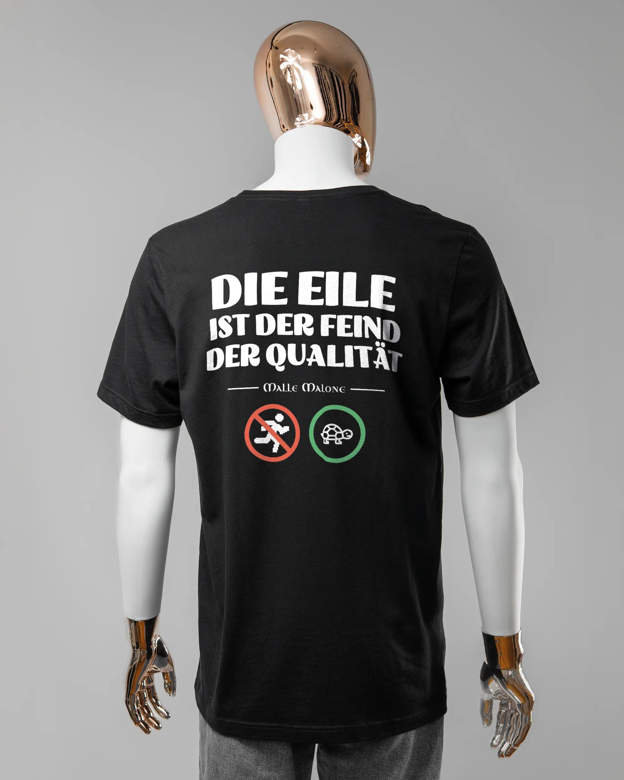 Rückseite des Basic Unisex T-Shirt Light von Maondo mit dem Design Keine Eile in der Farbe Black und in der Größe L getragen von einer maskulinen Puppe