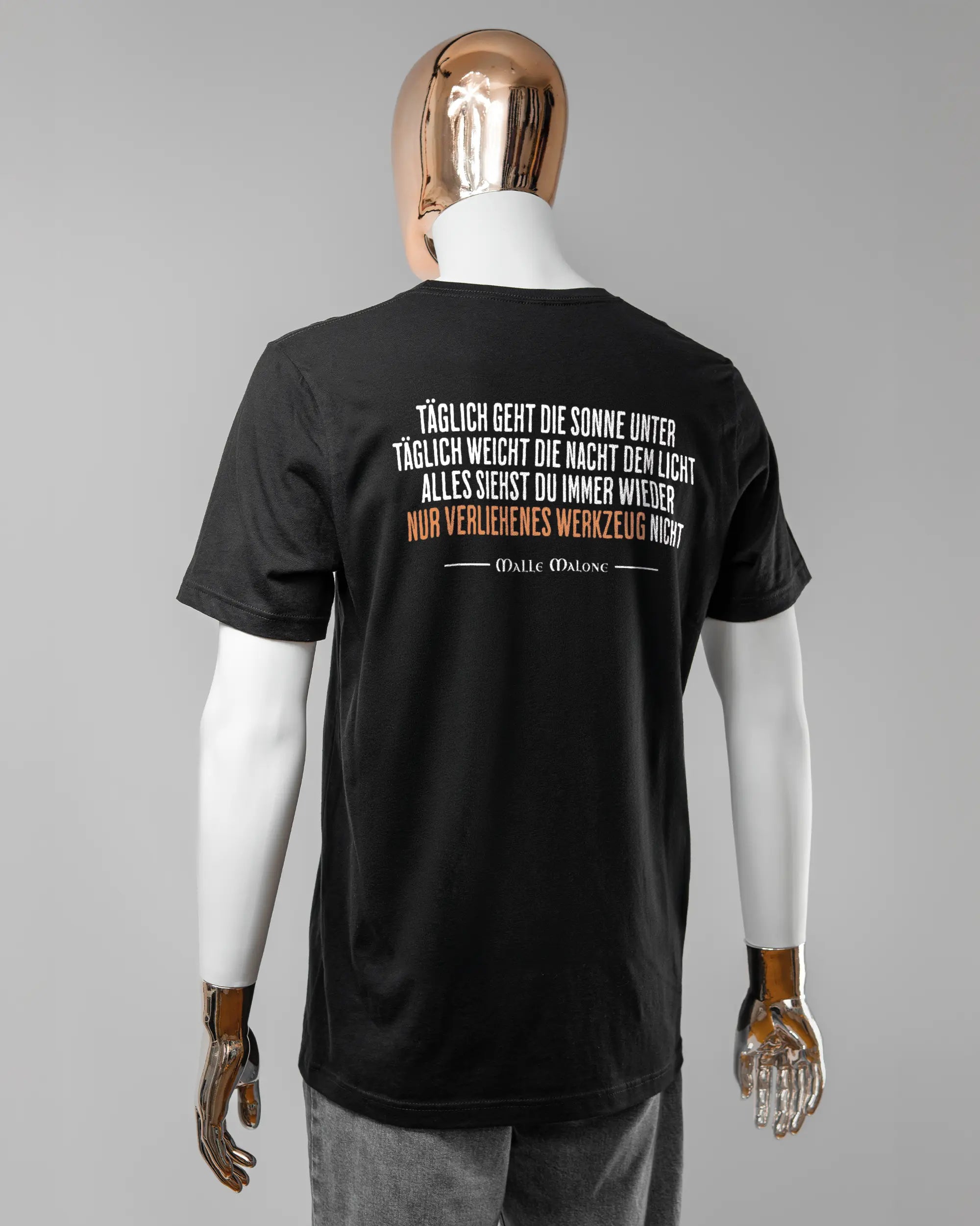 Rückseite des Basic Unisex T-Shirt Light von Maondo mit dem Design Wegzeug in der Farbe Black und in der Größe L getragen von einer maskulinen Puppe
