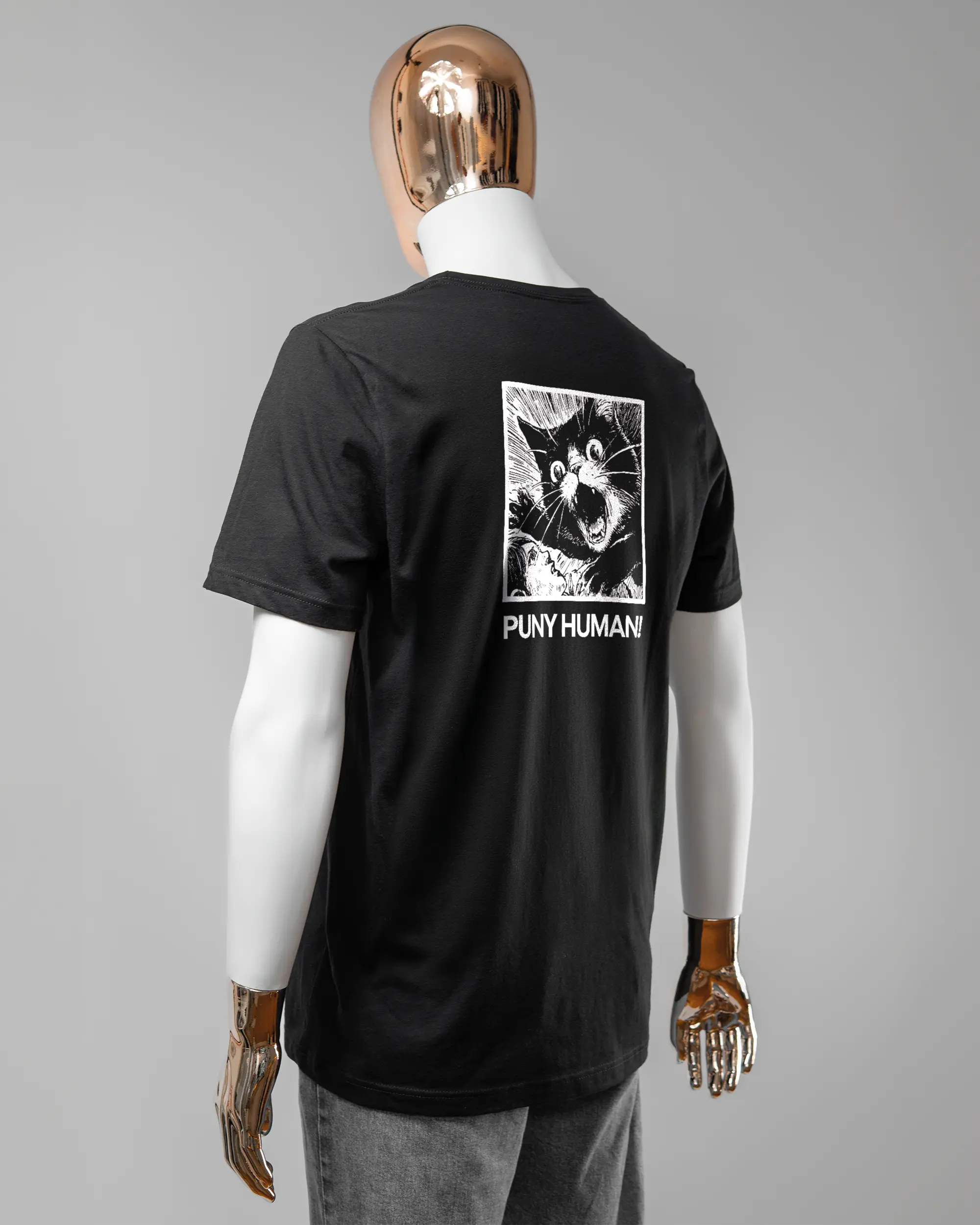 Rückseite des Basic Unisex T-Shirt Light von Maondo mit dem Design Puny Human in der Farbe Black und in der Größe L getragen von einer maskulinen Puppe