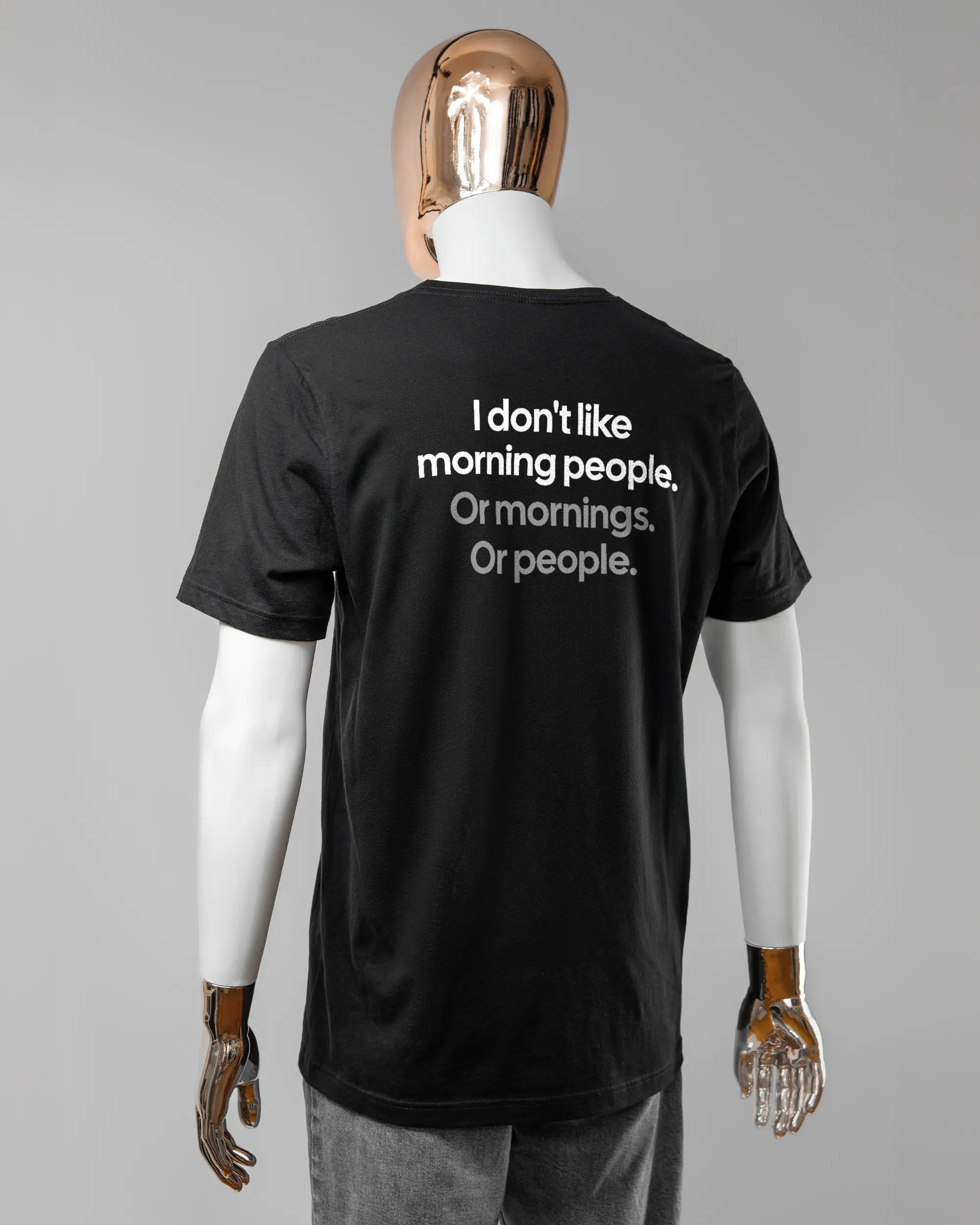 Rückseite des Basic Unisex T-Shirt Light von Maondo mit dem Design Morning Person in der Farbe Black und in der Größe L getragen von einer maskulinen Puppe