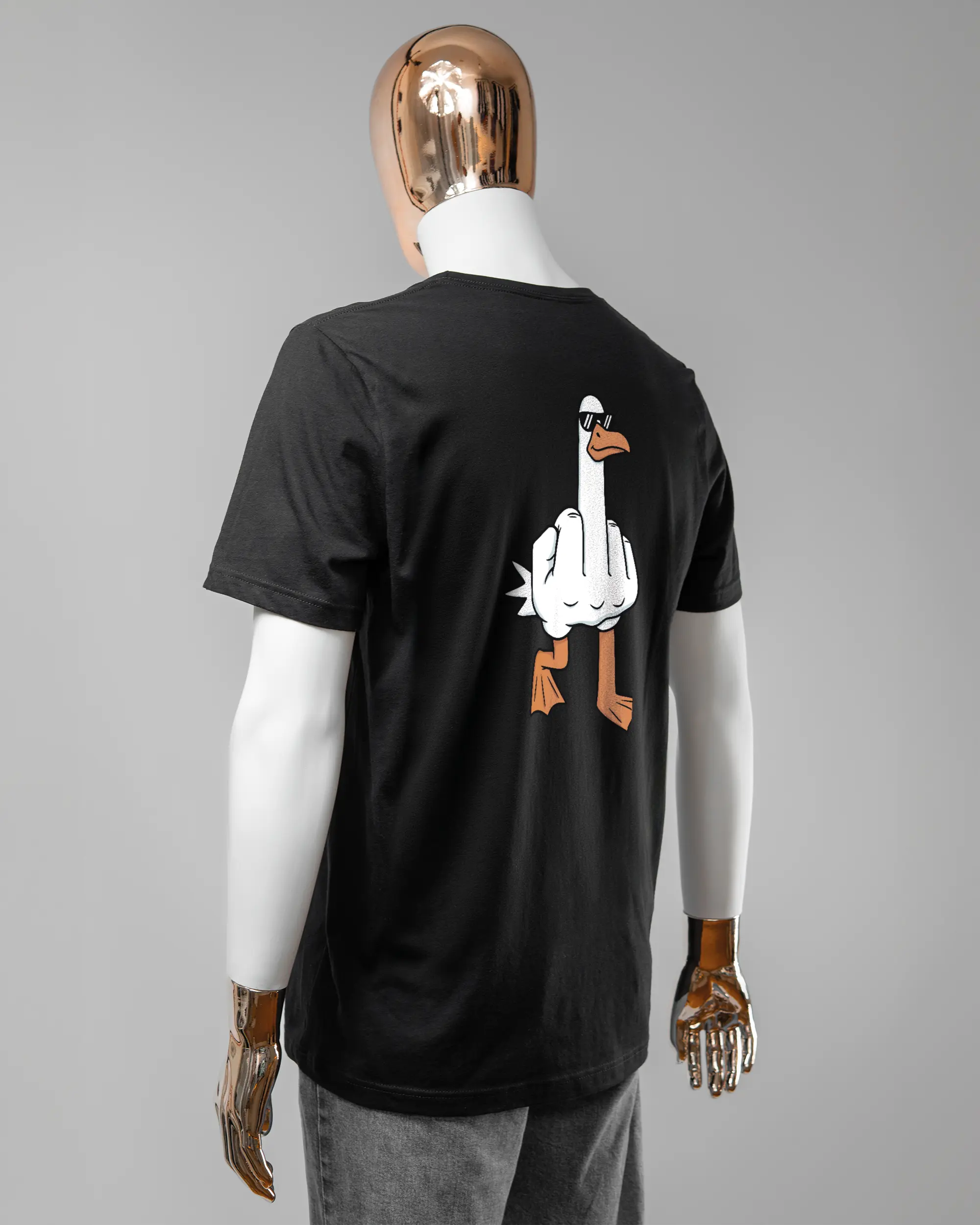 Rückseite des Basic Unisex T-Shirt Light von Maondo mit dem Design I give a duck in der Farbe Black und in der Größe L getragen von einer maskulinen Puppe