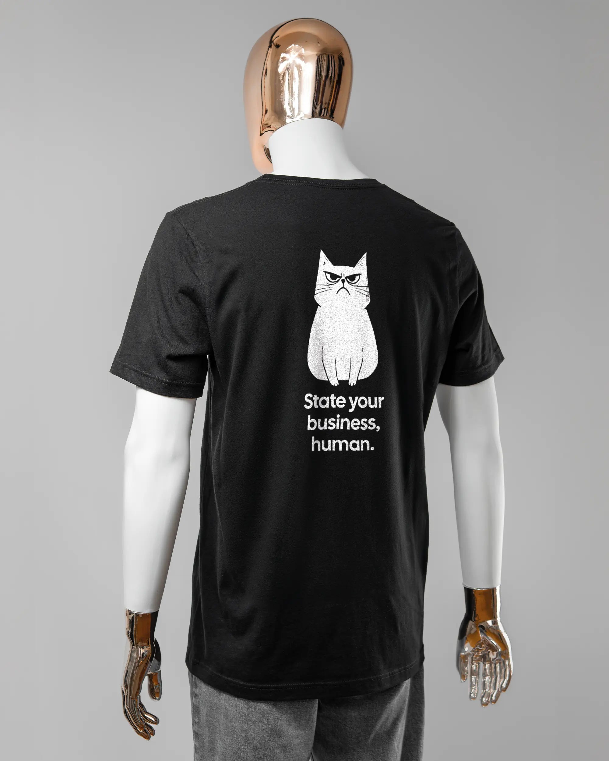 Rückseite des Basic Unisex T-Shirt Light von Maondo mit dem Design Grumpy Purr in der Farbe Black und in der Größe L getragen von einer maskulinen Puppe