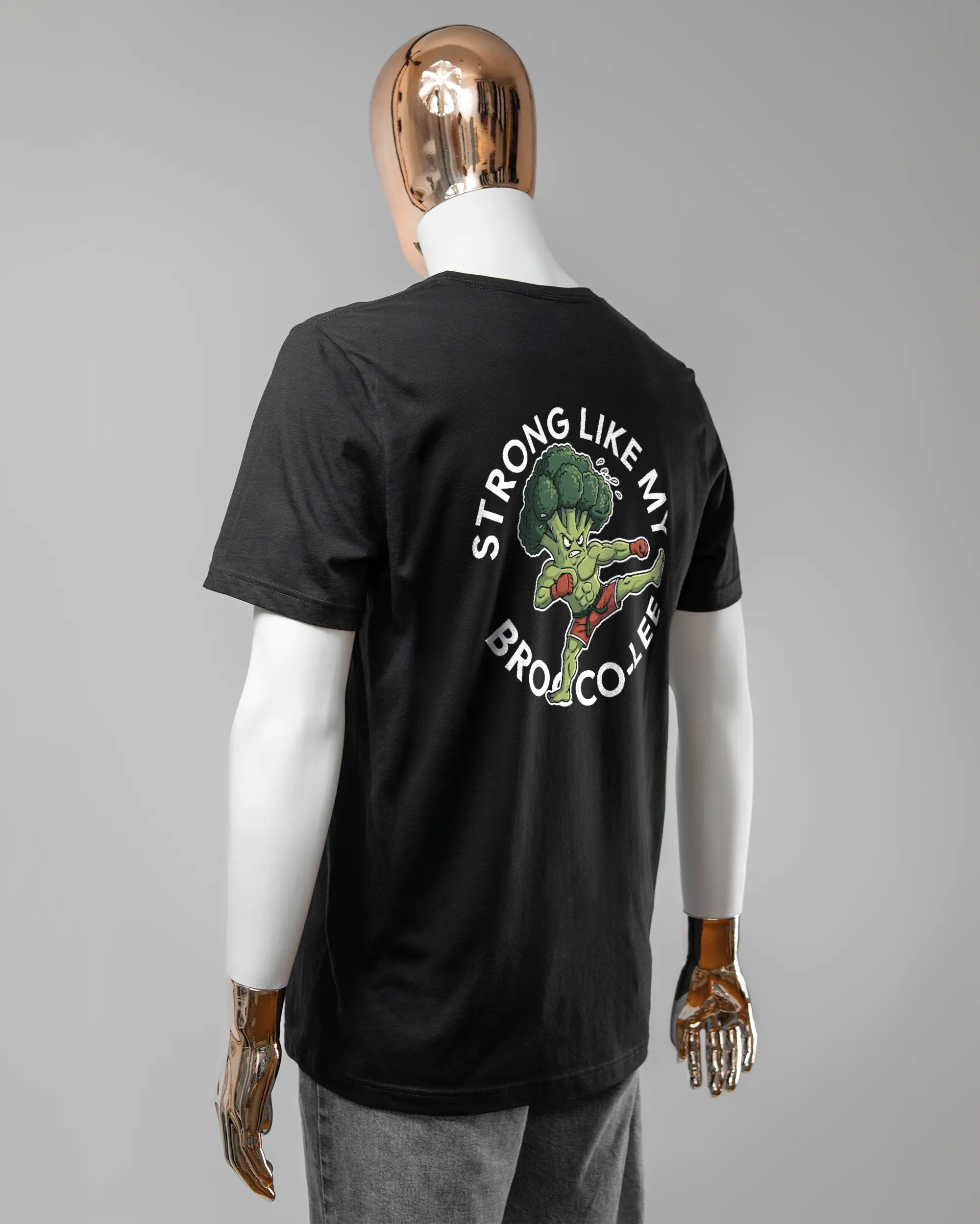 Rückseite des Basic Unisex T-Shirt Light von Maondo mit dem Design Brocco-Lee in der Farbe Black und in der Größe L getragen von einer maskulinen Puppe