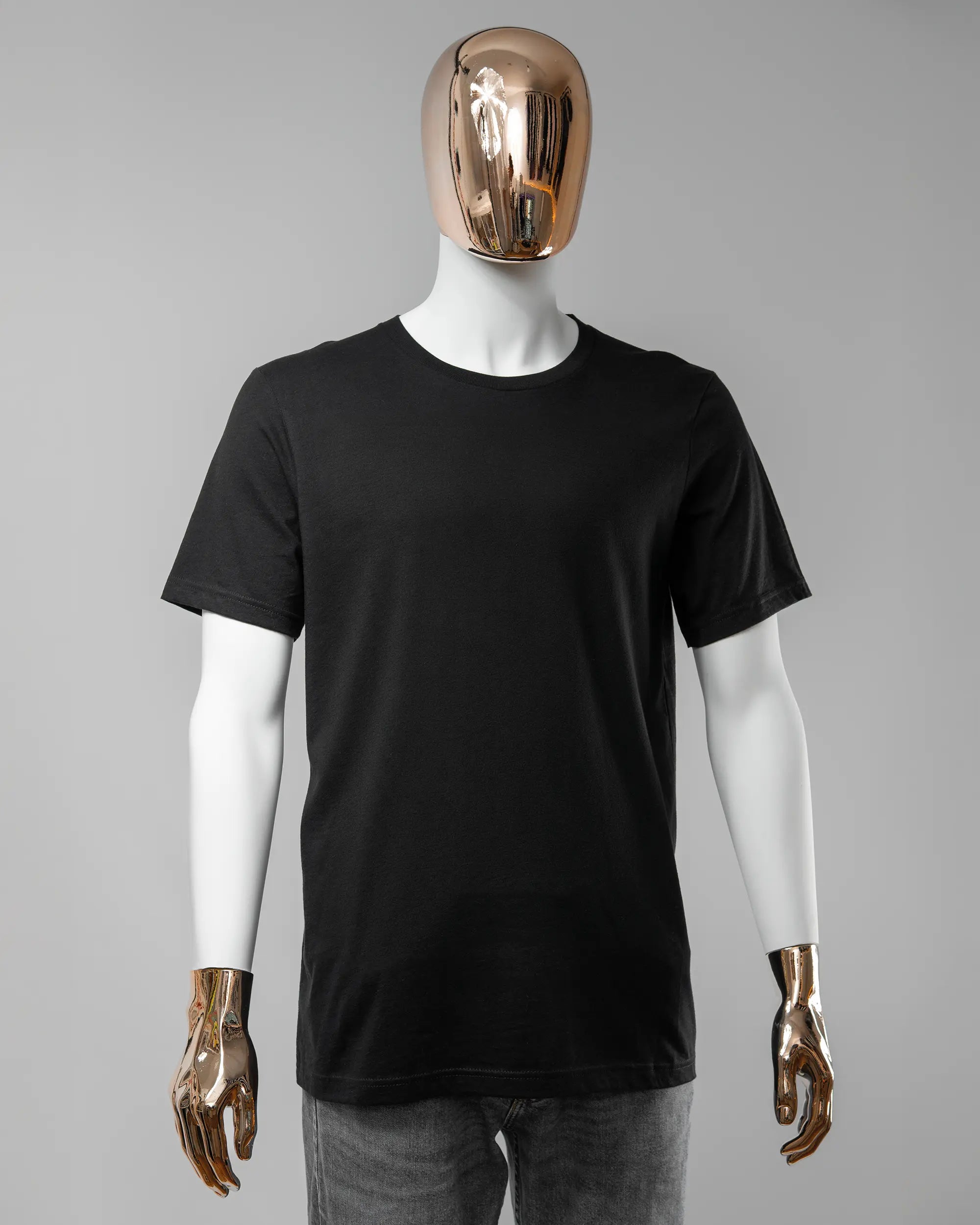 Vorderseite des Basic Unisex T-Shirt Light von Maondo ohne Motiv in der Farbe Black und in der Größe L getragen von einer maskulinen Puppe