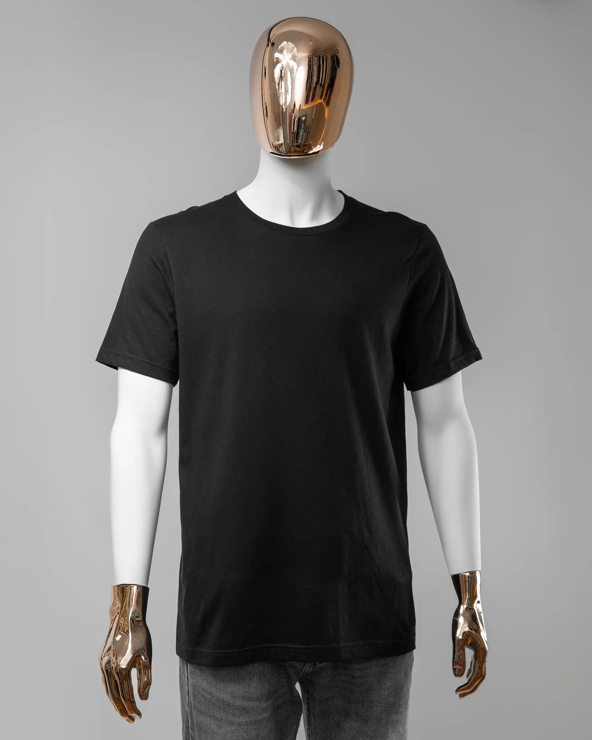 Vorderseite des Basic Unisex T-Shirt Light von Maondo ohne Motiv in der Farbe Black und in der Größe L getragen von einer maskulinen Puppe