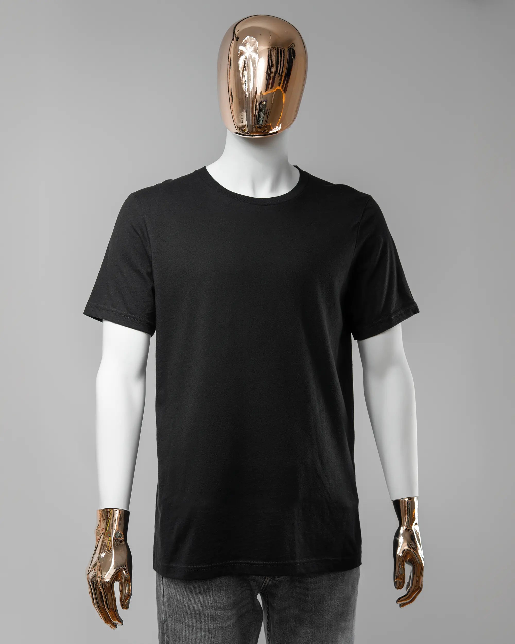 Vorderseite des Basic Unisex T-Shirt Light von Maondo ohne Motiv in der Farbe Black und in der Größe L getragen von einer maskulinen Puppe