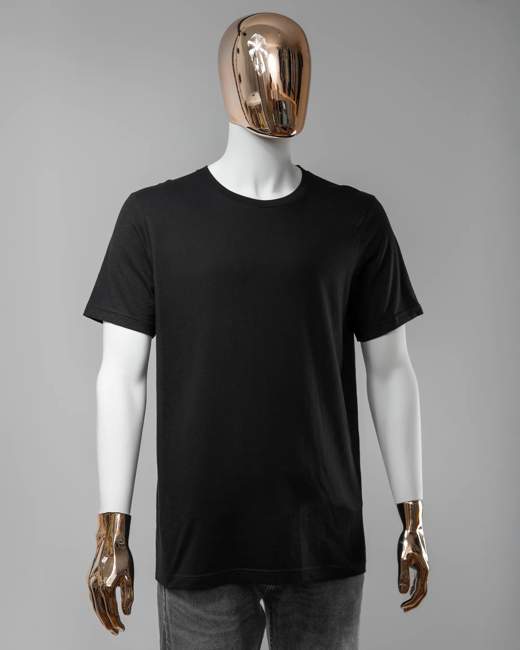 Vorderseite des Basic Unisex T-Shirt Light von Maondo ohne Motiv in der Farbe Black und in der Größe L getragen von einer maskulinen Puppe