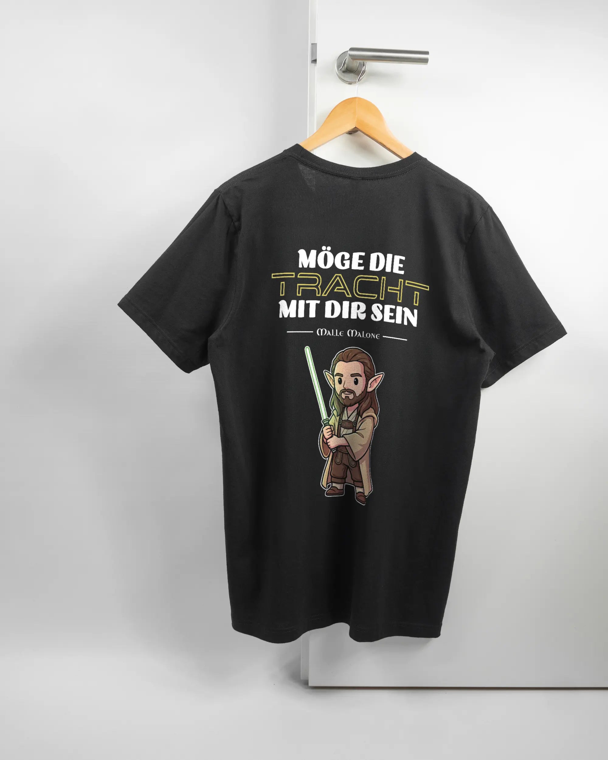 Rückseite des Basic Unisex T-Shirt Light von Maondo mit dem Design Tracht mit dir in der Farbe Black und in der Größe L auf einem Bügel an der Türklinke aufgehängt