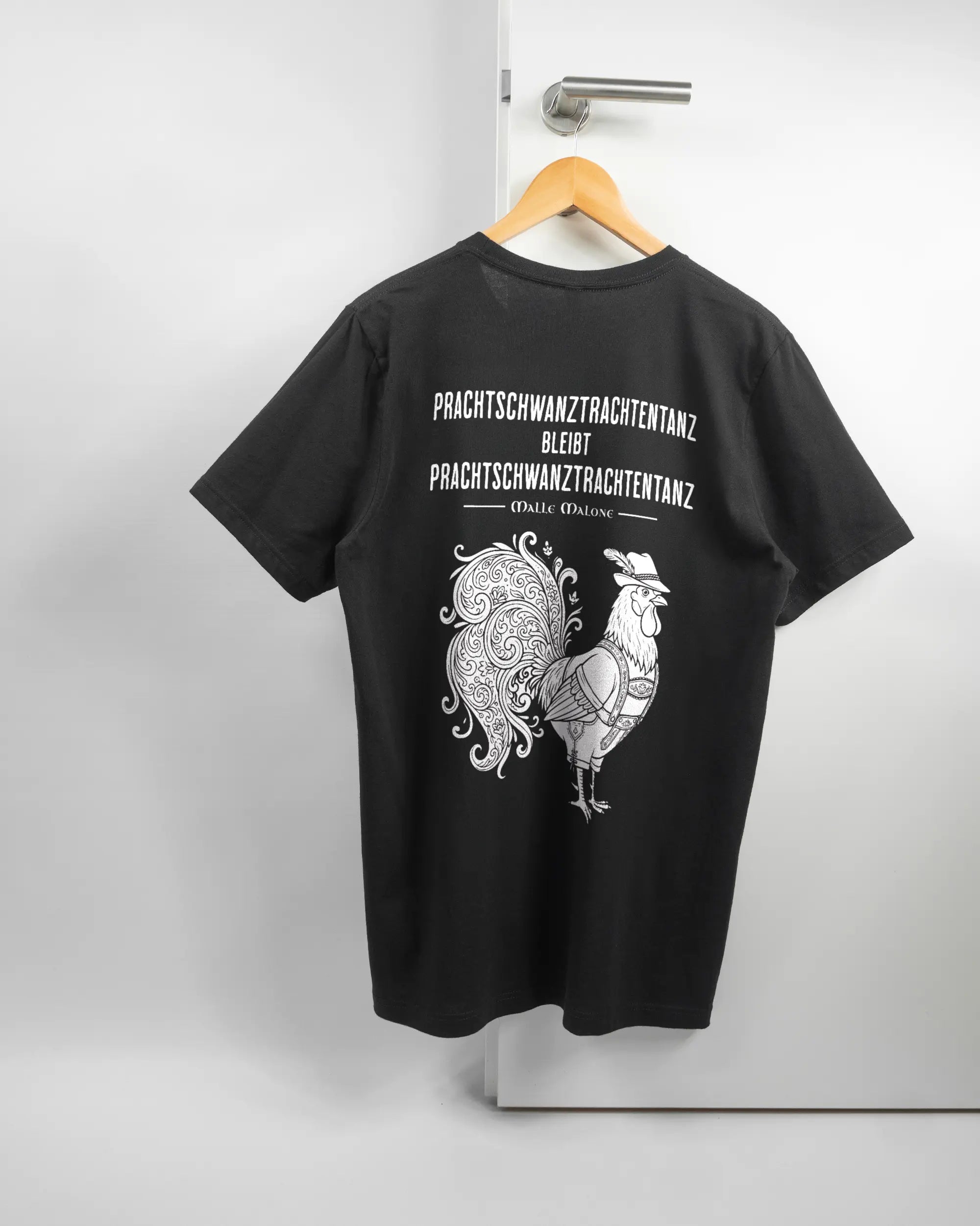 Rückseite des Basic Unisex T-Shirt Light von Maondo mit dem Design Trachtentanz in der Farbe Black und in der Größe L auf einem Bügel an der Türklinke aufgehängt