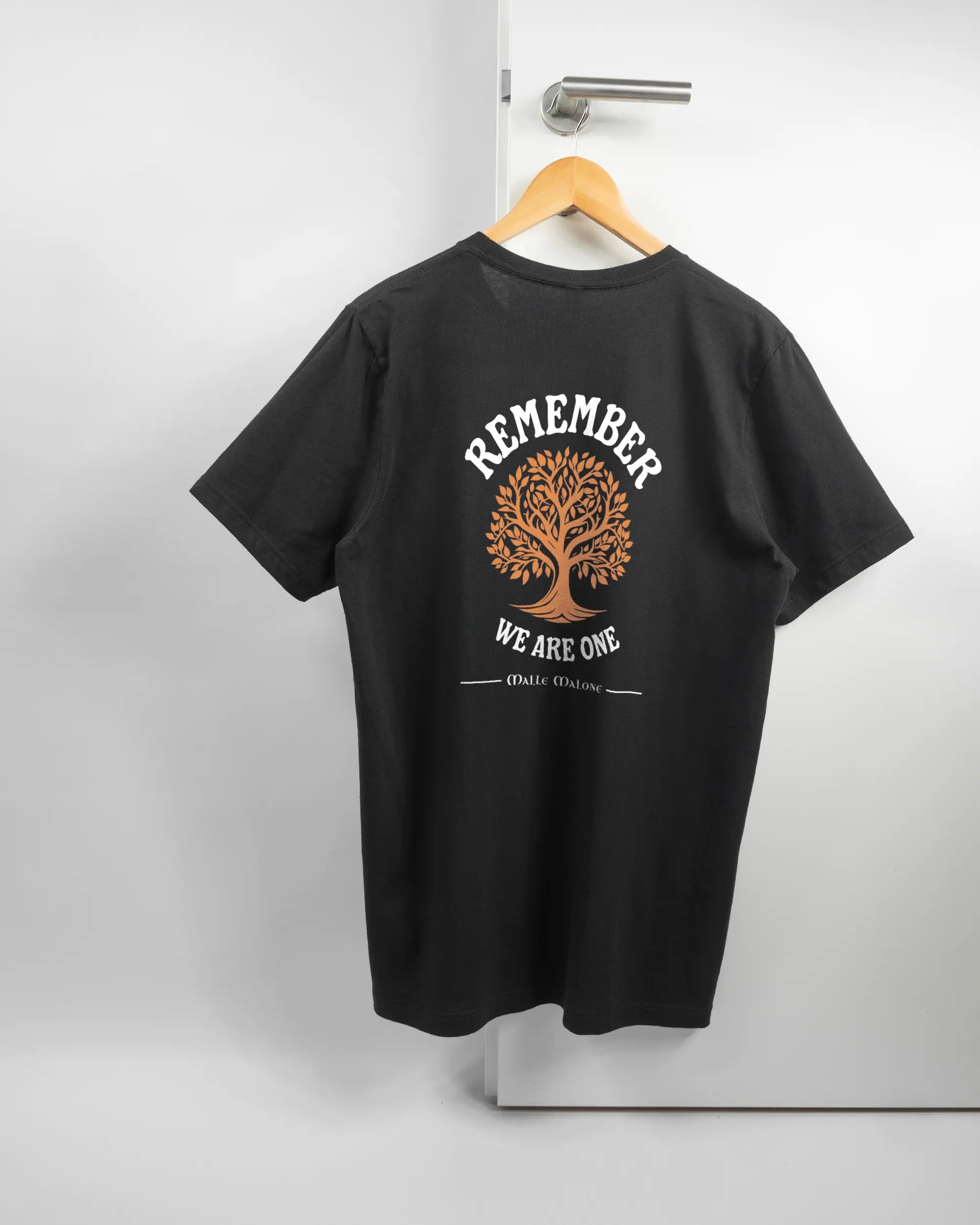Rückseite des Basic Unisex T-Shirt Light von Maondo mit dem Design We are one in der Farbe Black und in der Größe L auf einem Bügel an der Türklinke aufgehängt
