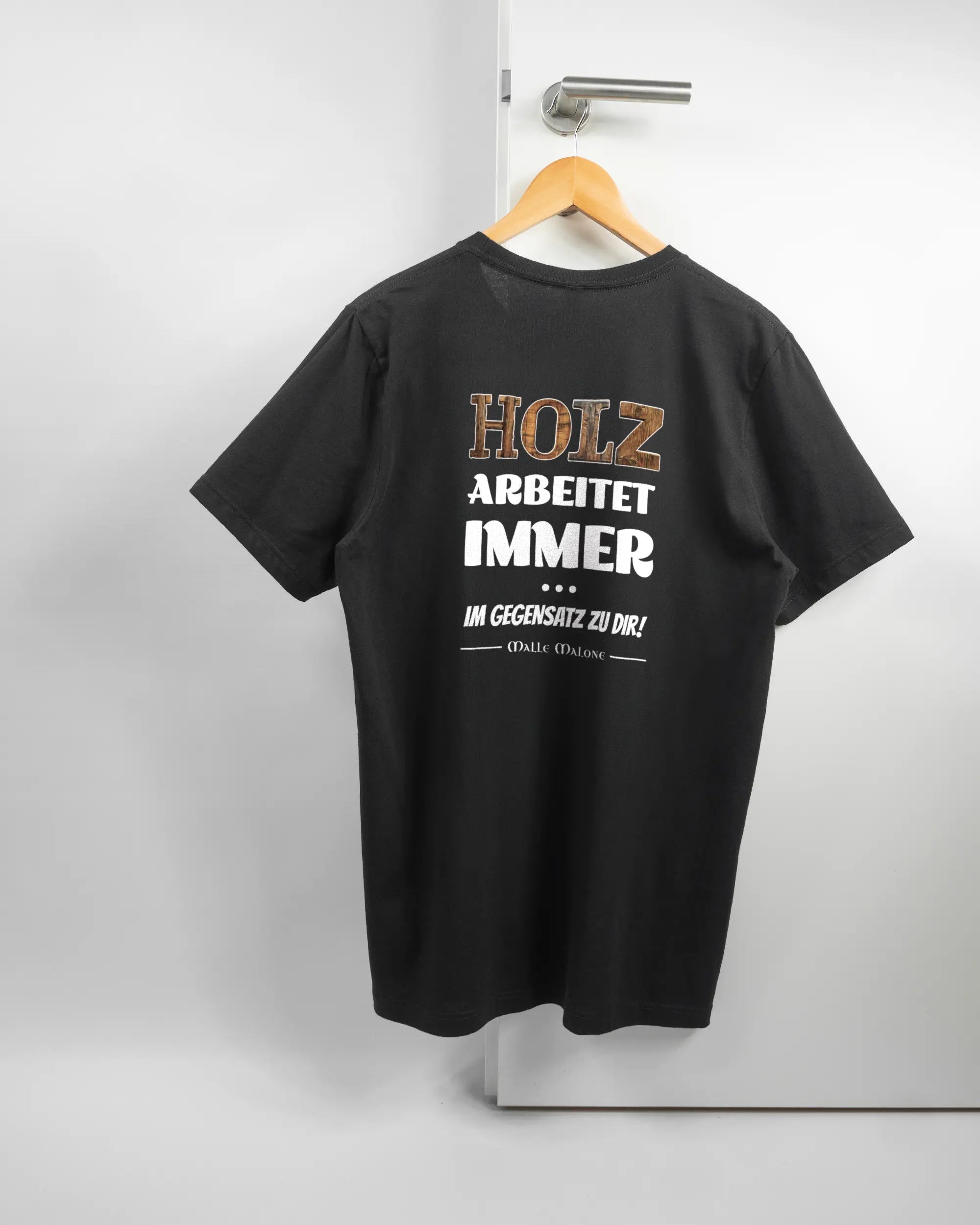 Rückseite des Basic Unisex T-Shirt Light von Maondo mit dem Design Holzarbeit in der Farbe Black und in der Größe L auf einem Bügel an der Türklinke aufgehängt