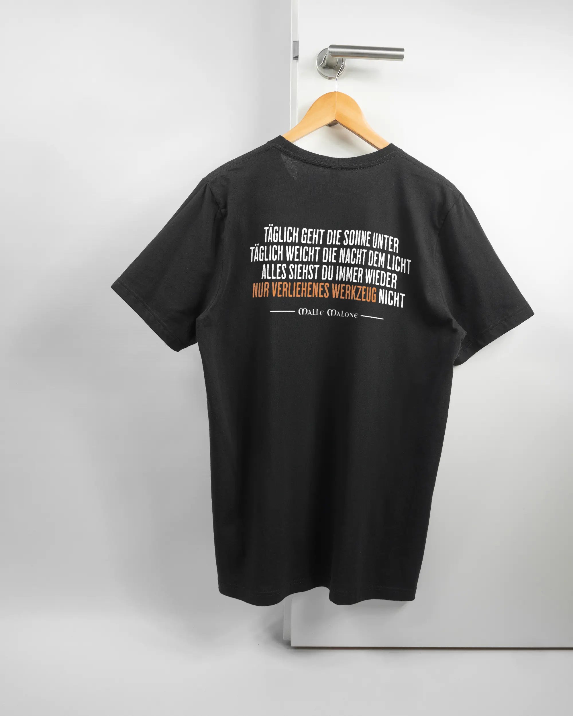 Rückseite des Basic Unisex T-Shirt Light von Maondo mit dem Design Wegzeug in der Farbe Black und in der Größe L auf einem Bügel an der Türklinke aufgehängt