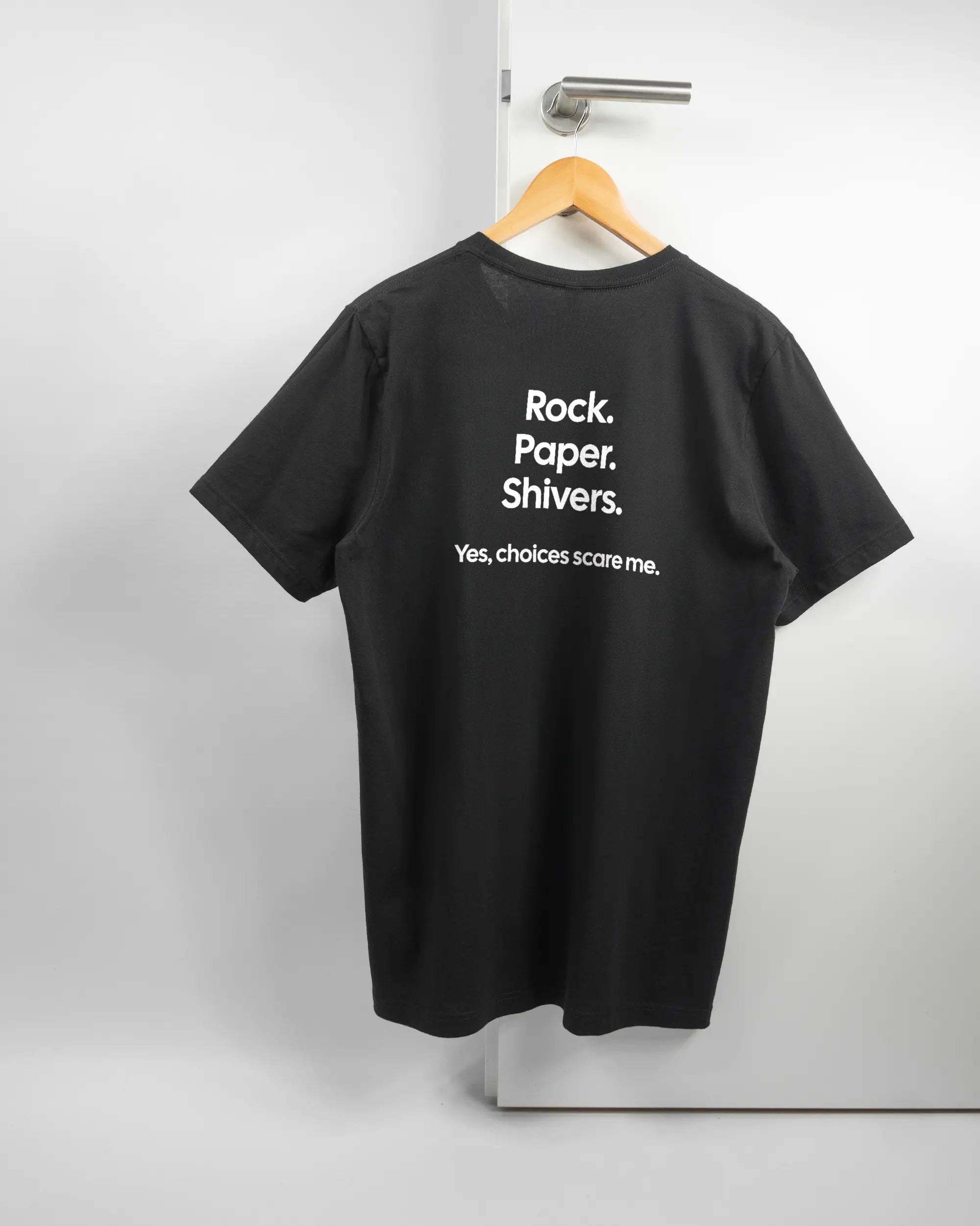 Rückseite des Basic Unisex T-Shirt Light von Maondo mit dem Design Rock Paper Shivers in der Farbe Black und in der Größe L auf einem Bügel an der Türklinke aufgehängt
