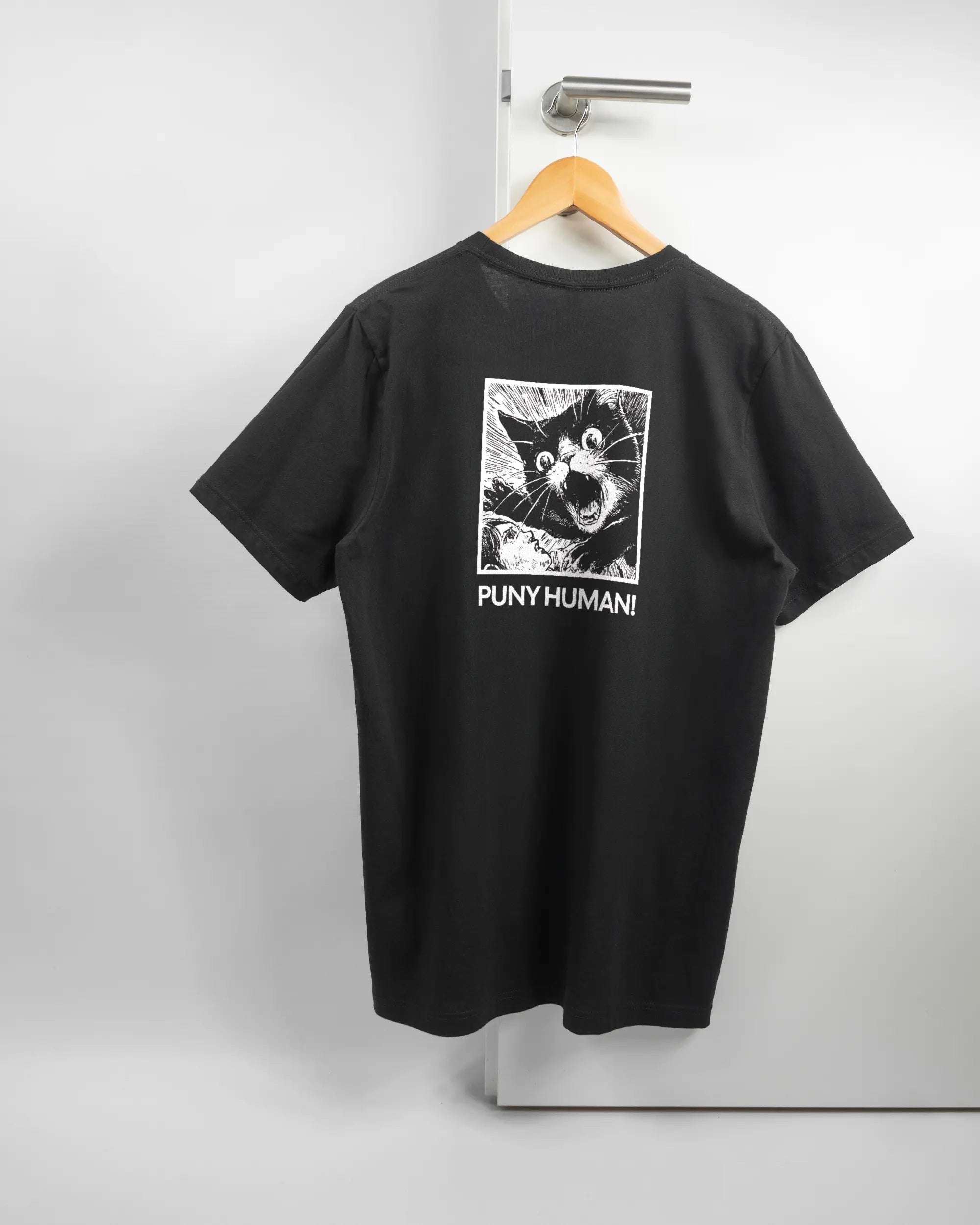 Rückseite des Basic Unisex T-Shirt Light von Maondo mit dem Design Puny Human in der Farbe Black und in der Größe L auf einem Bügel an der Türklinke aufgehängt