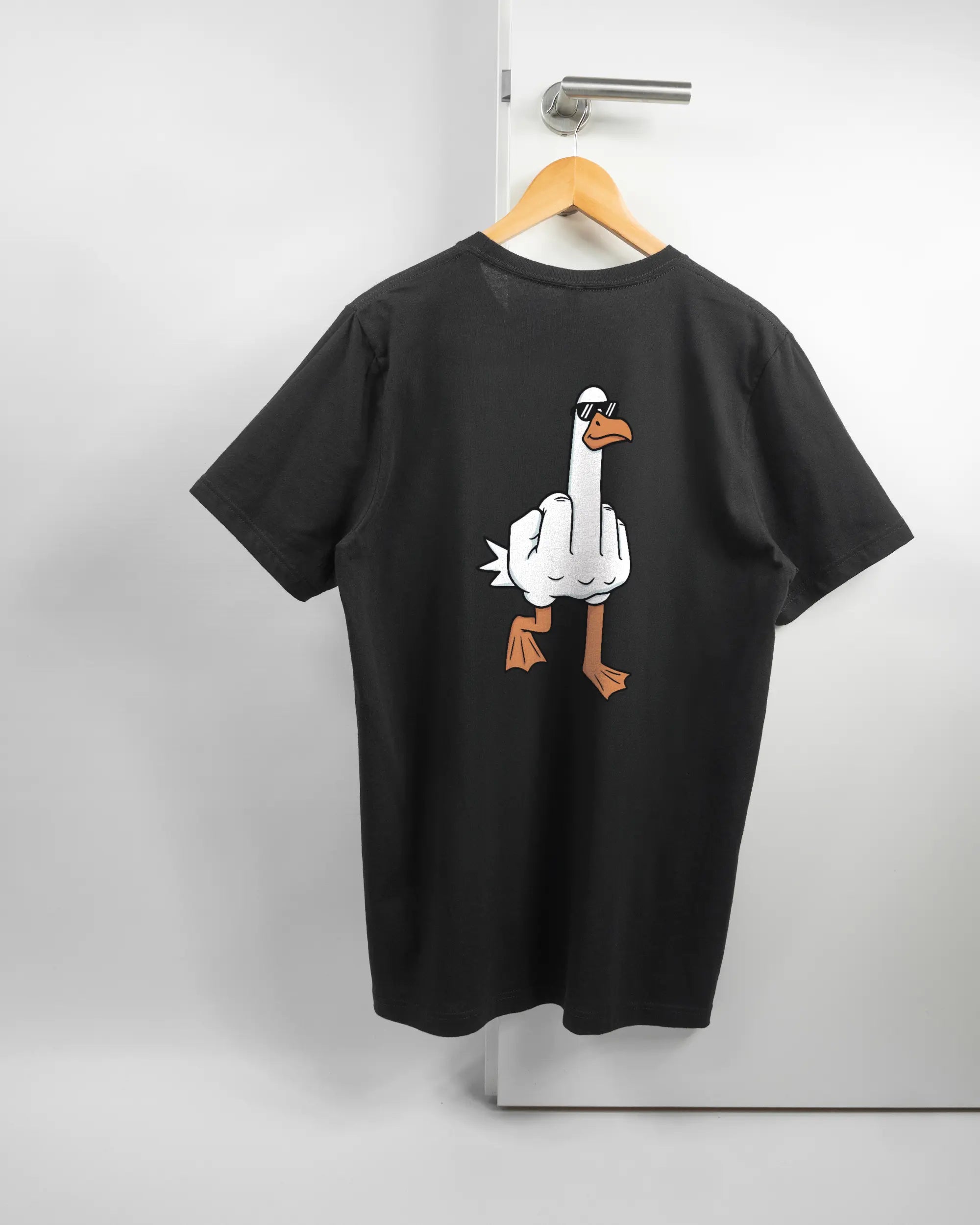 Rückseite des Basic Unisex T-Shirt Light von Maondo mit dem Design I give a duck in der Farbe Black und in der Größe L auf einem Bügel an der Türklinke aufgehängt