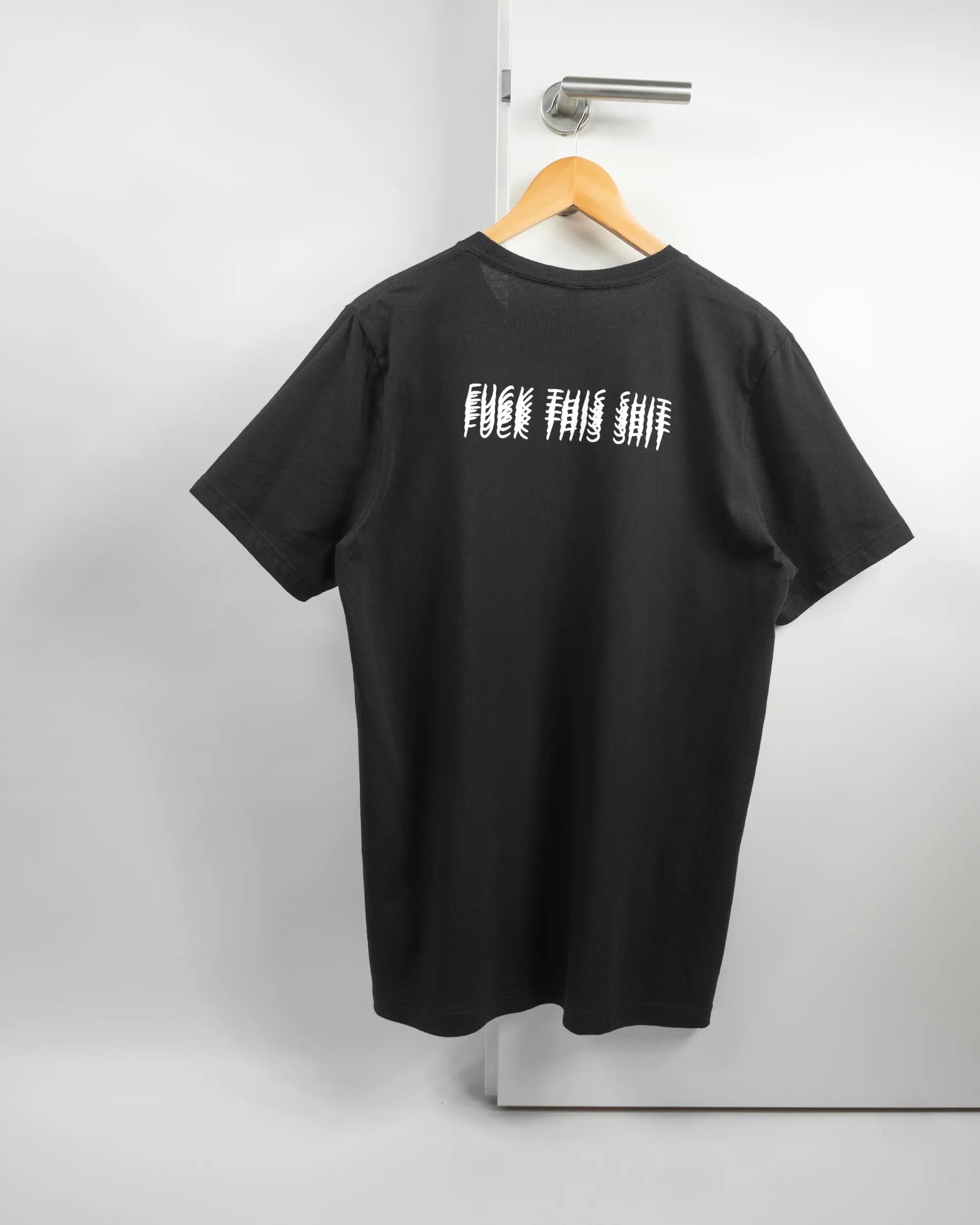 Rückseite des Basic Unisex T-Shirt Light von Maondo mit dem Design Hidden Message in der Farbe Black und in der Größe L auf einem Bügel an der Türklinke aufgehängt