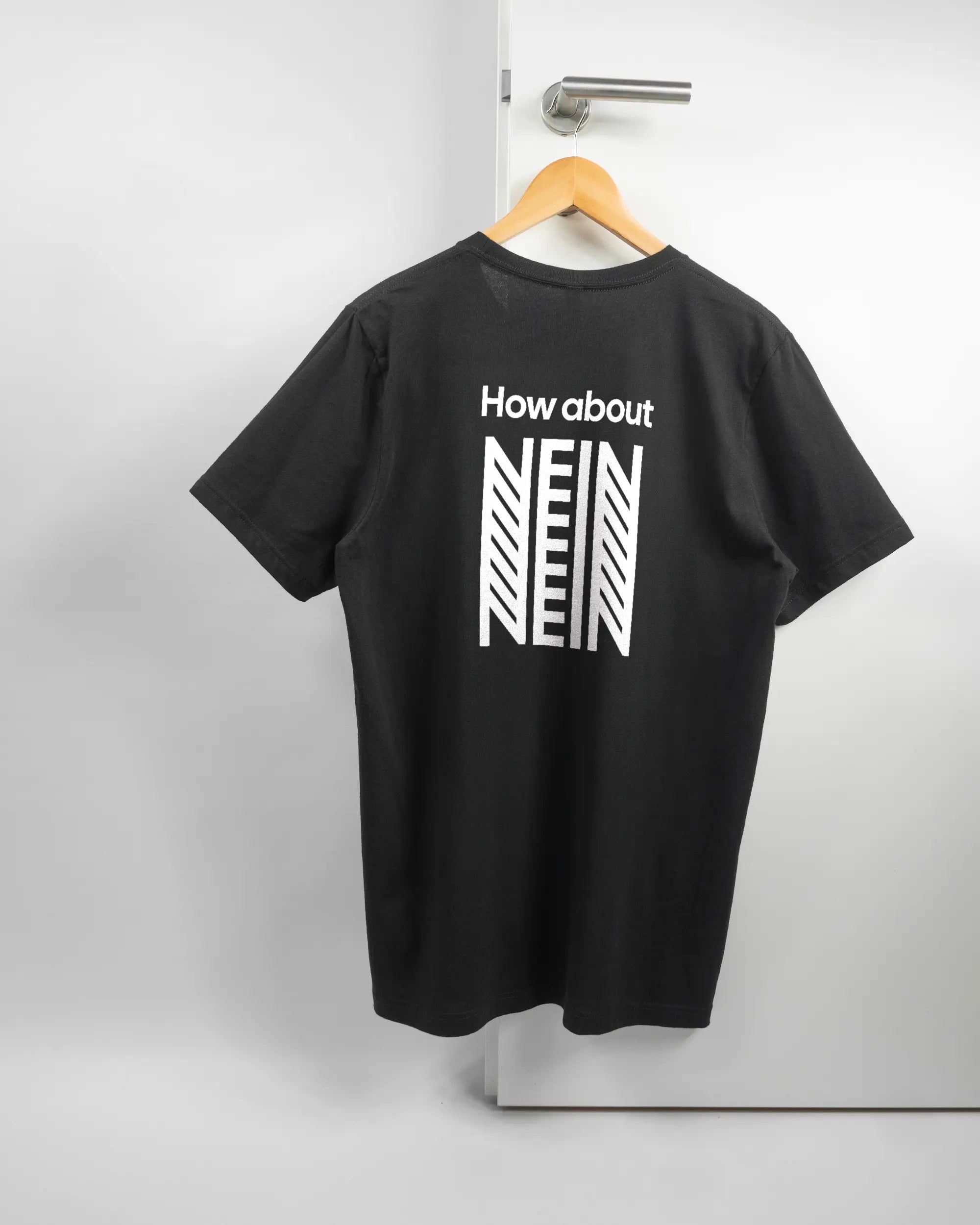 Rückseite des Basic Unisex T-Shirt Light von Maondo mit dem Design How about nein in der Farbe Black und in der Größe L auf einem Bügel an der Türklinke aufgehängt