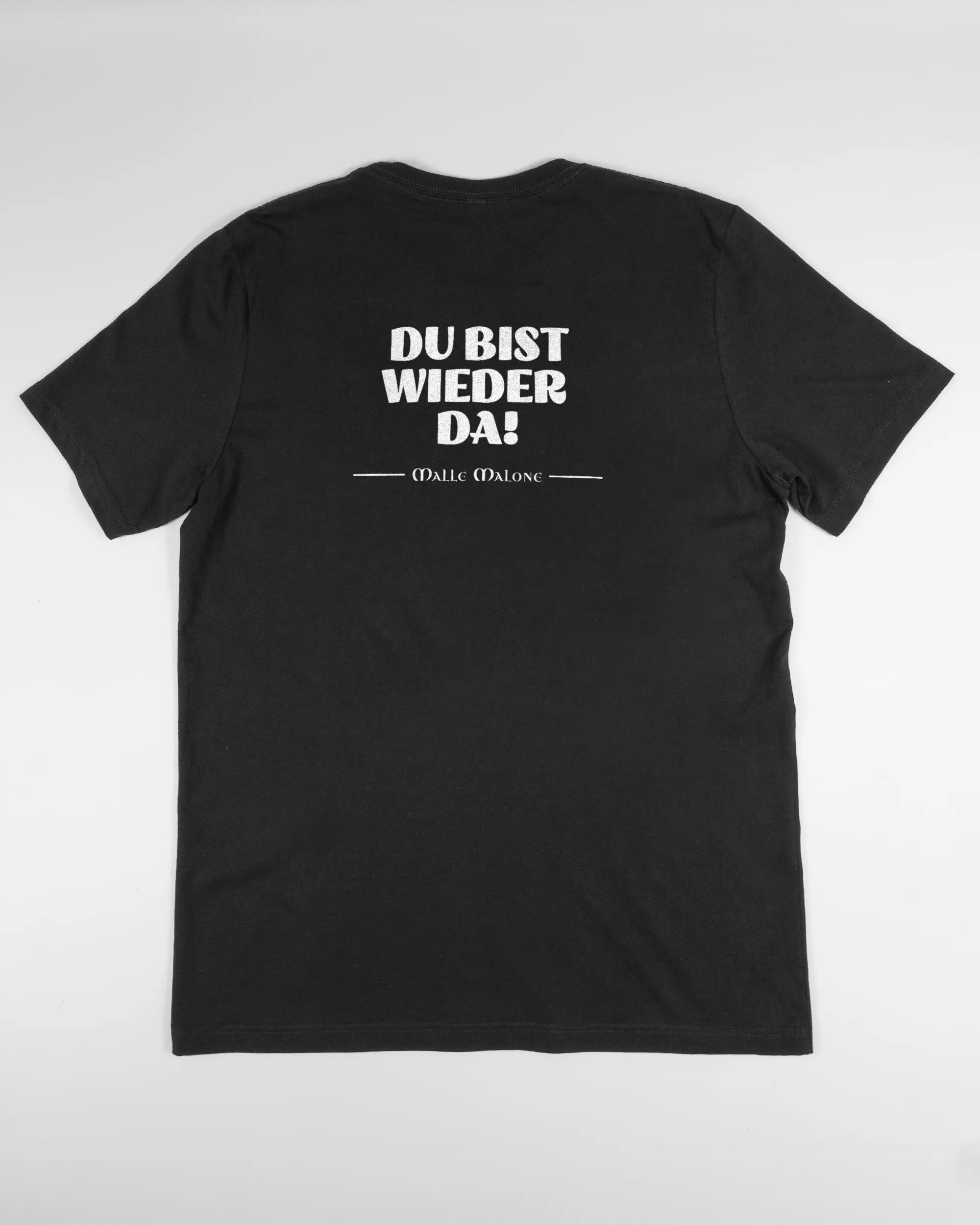 Rückseite des Basic Unisex T-Shirt Light von Maondo mit dem Design Wieder da in der Farbe Black und in der Größe L flach auf den Boden gelegt