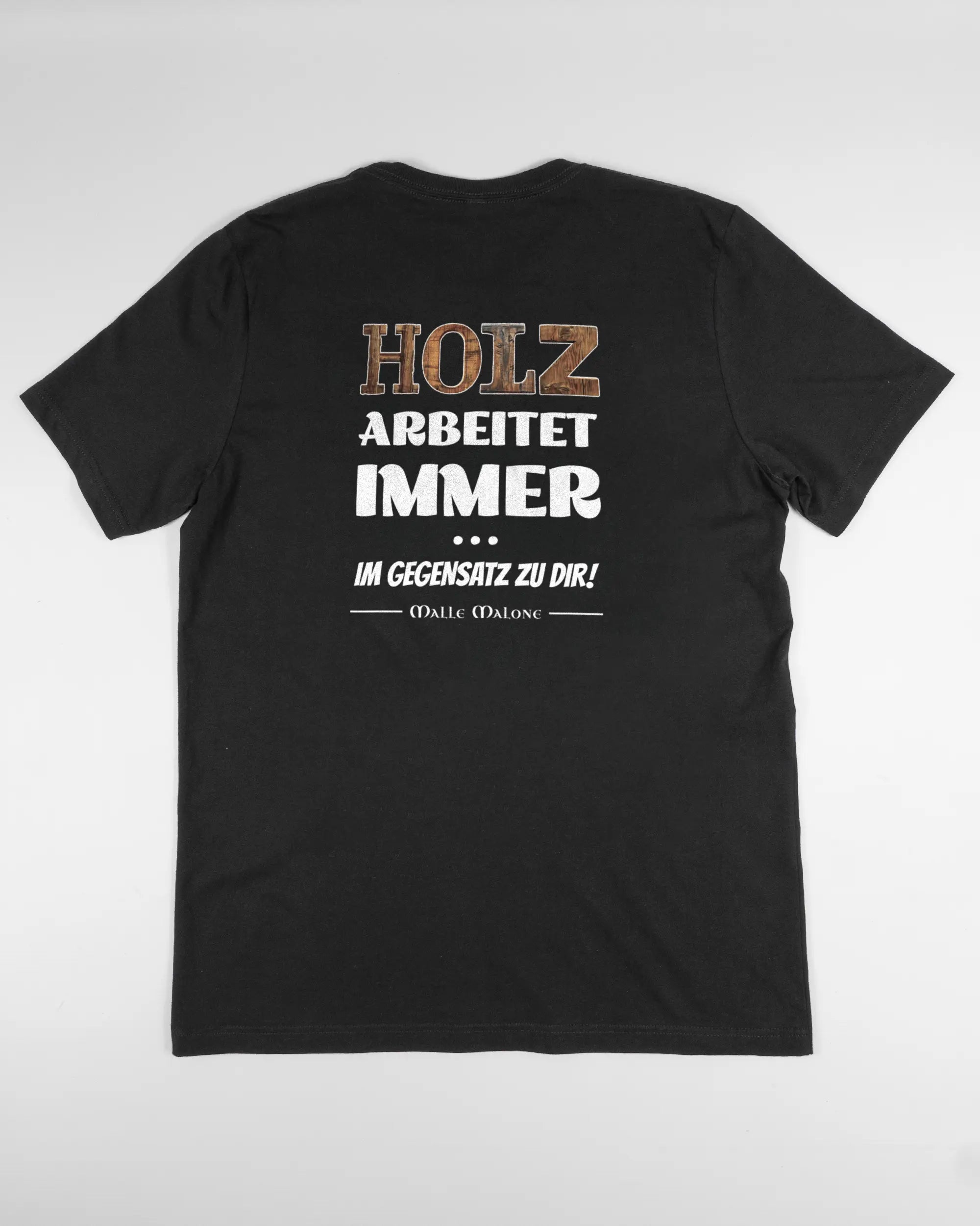 Rückseite des Basic Unisex T-Shirt Light von Maondo mit dem Design Holzarbeit in der Farbe Black und in der Größe L flach auf den Boden gelegt