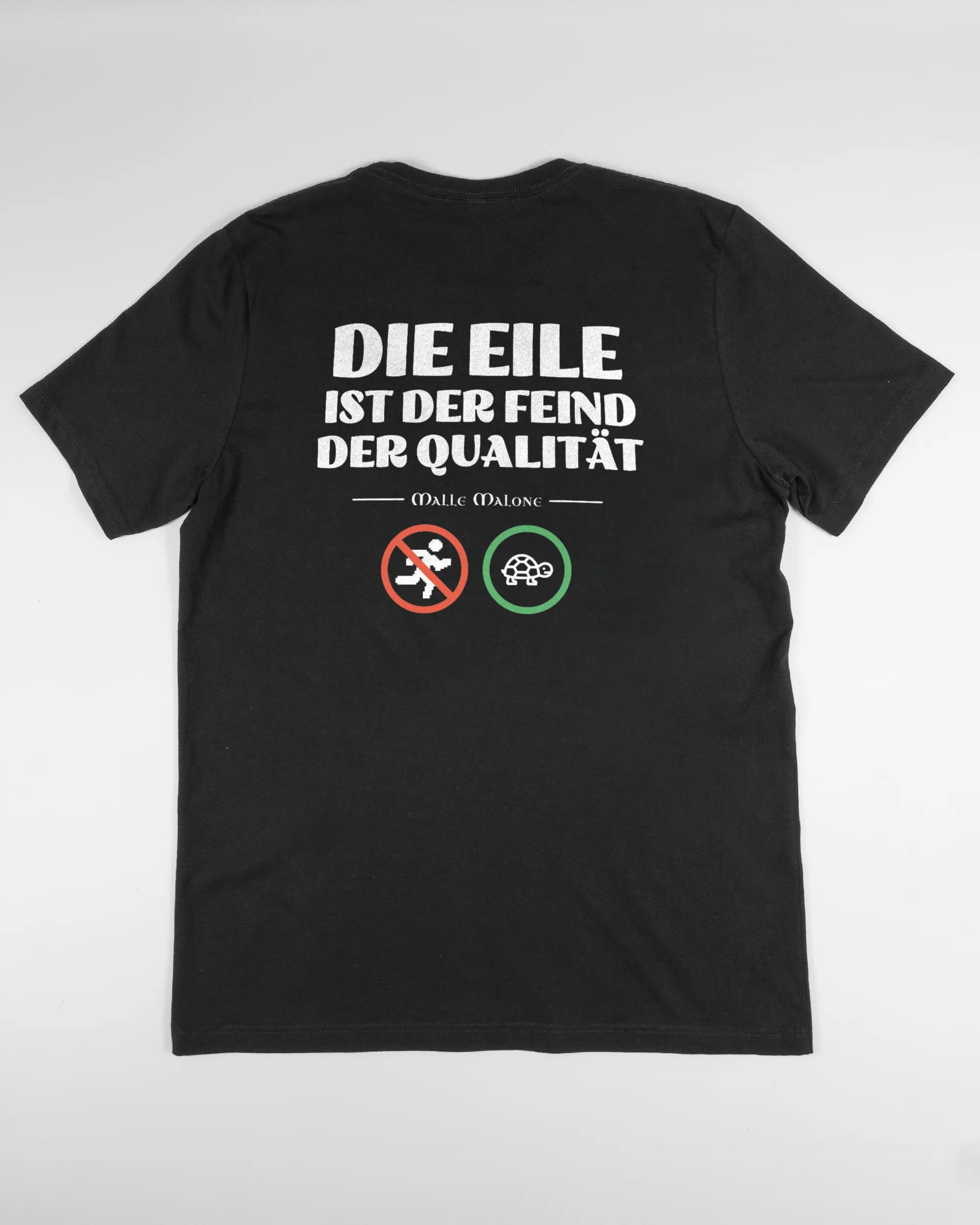 Rückseite des Basic Unisex T-Shirt Light von Maondo mit dem Design Keine Eile in der Farbe Black und in der Größe L flach auf den Boden gelegt