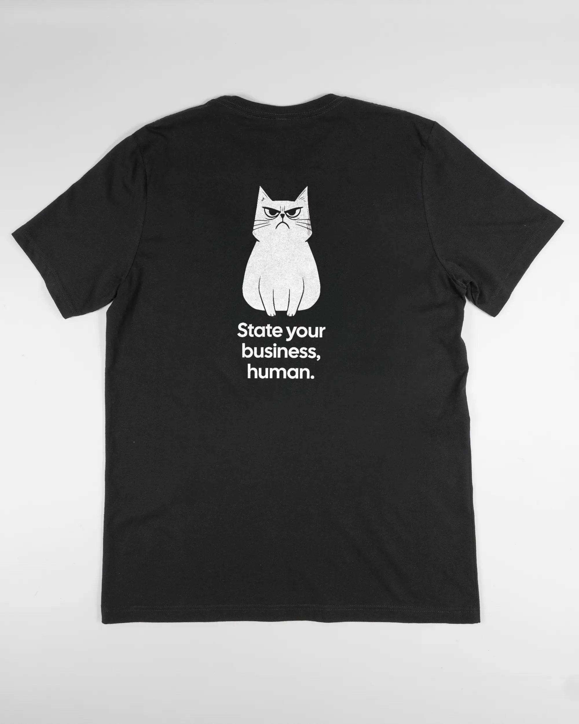 Rückseite des Basic Unisex T-Shirt Light von Maondo mit dem Design Grumpy Purr in der Farbe Black und in der Größe L flach auf den Boden gelegt