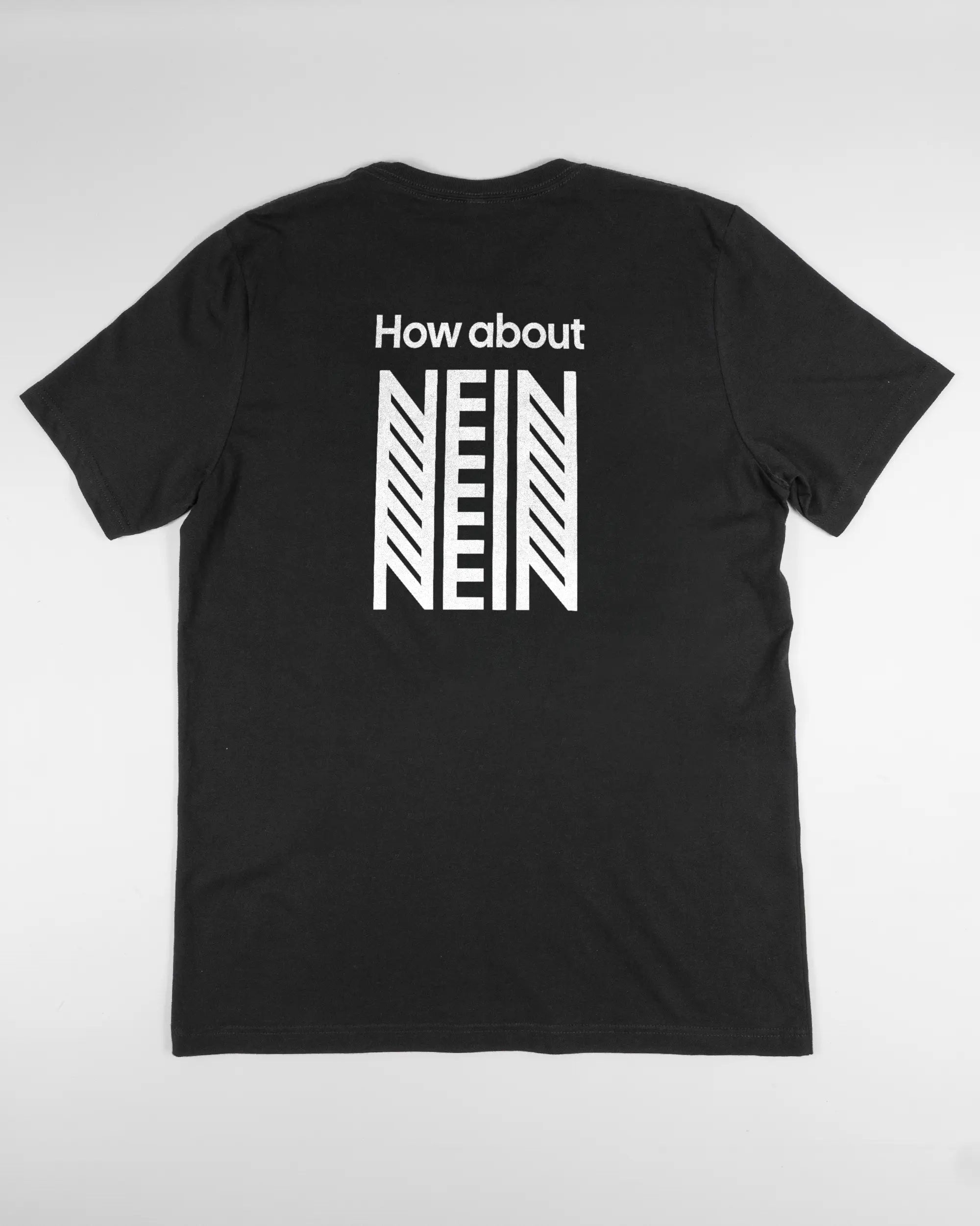 Rückseite des Basic Unisex T-Shirt Light von Maondo mit dem Design How about nein in der Farbe Black und in der Größe L flach auf den Boden gelegt