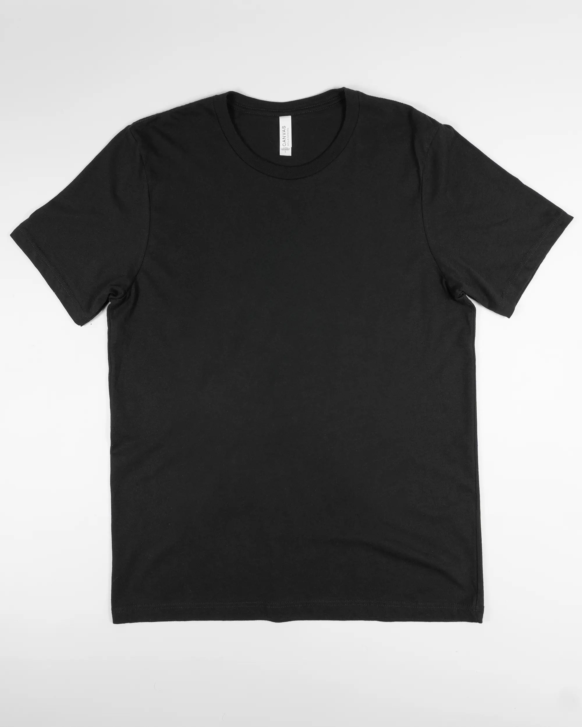 Vorderseite des Basic Unisex T-Shirt Light von Maondo ohne Motiv in der Farbe Black und in der Größe L flach auf den Boden gelegt