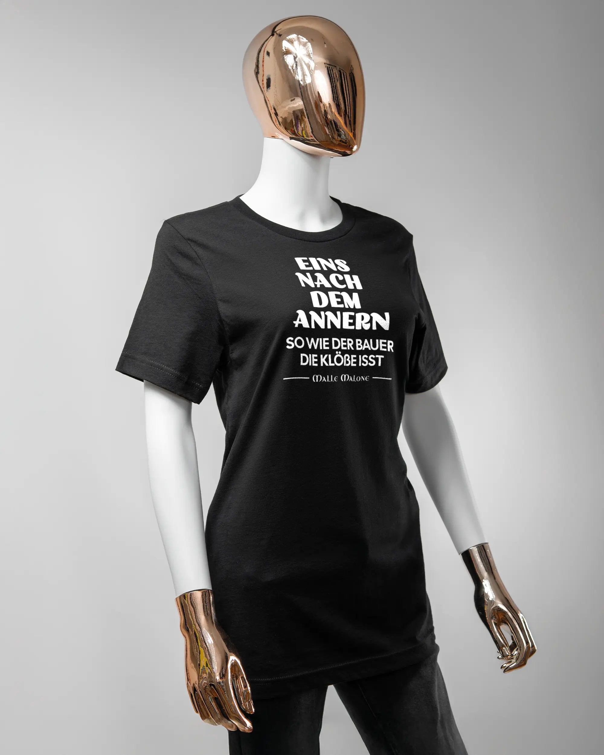 Vorderseite des Basic Unisex T-Shirt Light von Maondo mit dem Design Eins nach dem Annern in der Farbe Black und in der Größe S getragen von einer femininen Puppe