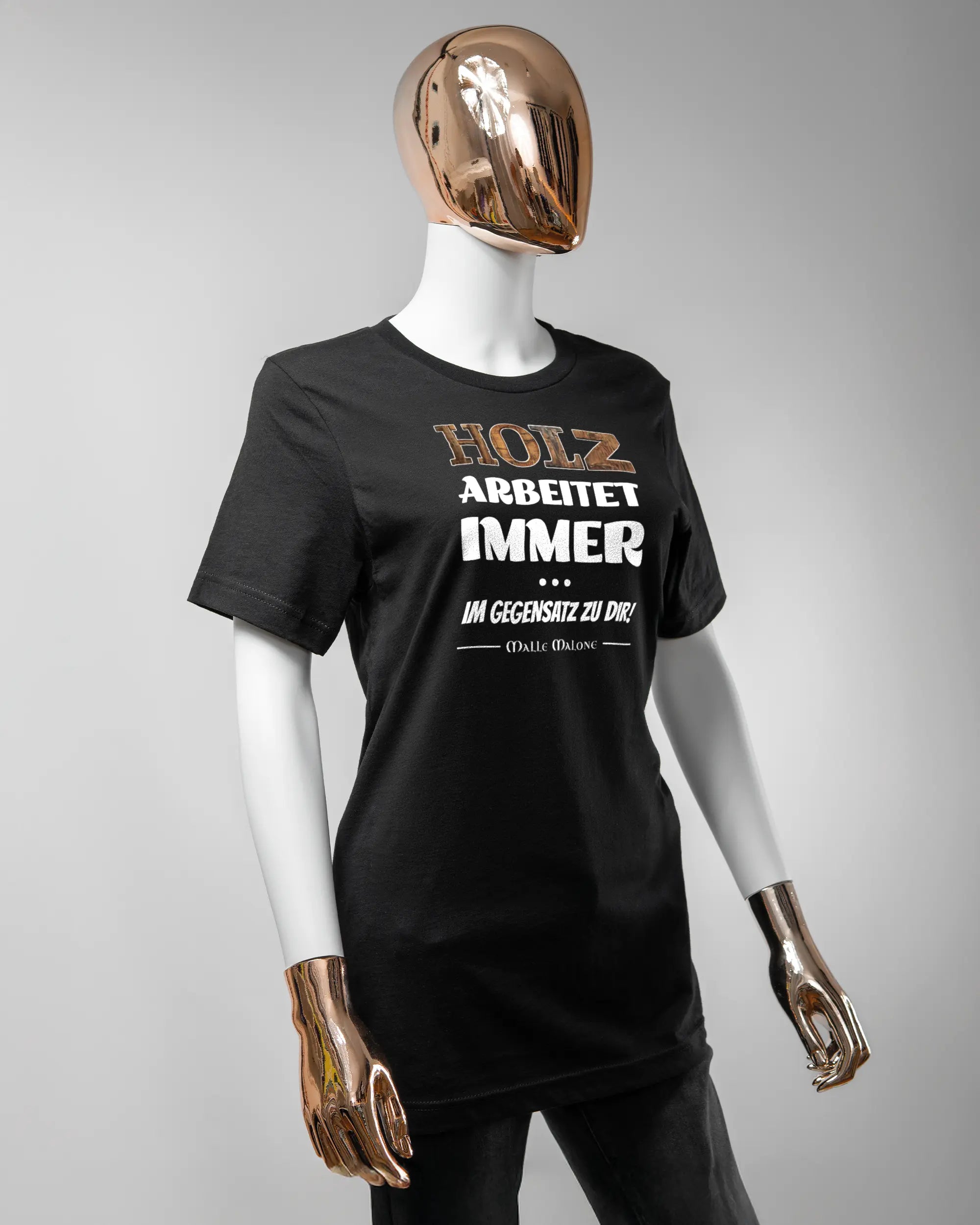 Vorderseite des Basic Unisex T-Shirt Light von Maondo mit dem Design Holzarbeit in der Farbe Black und in der Größe S getragen von einer femininen Puppe