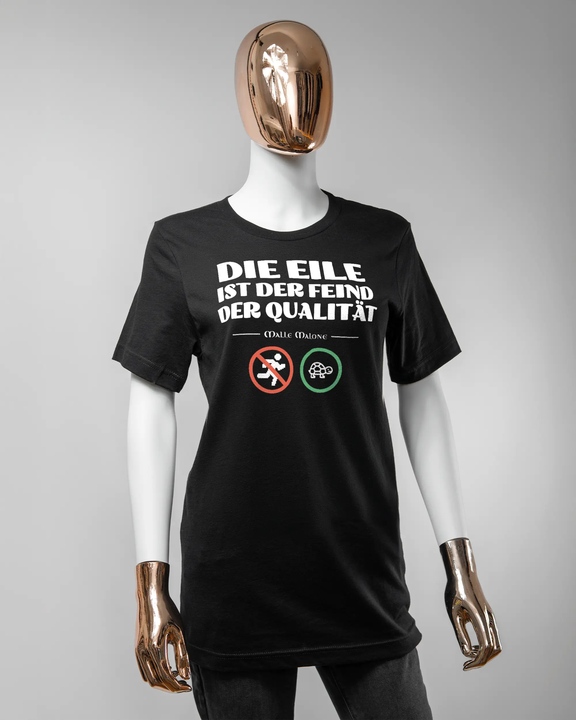 Vorderseite des Basic Unisex T-Shirt Light von Maondo mit dem Design Keine Eile in der Farbe Black und in der Größe S getragen von einer femininen Puppe