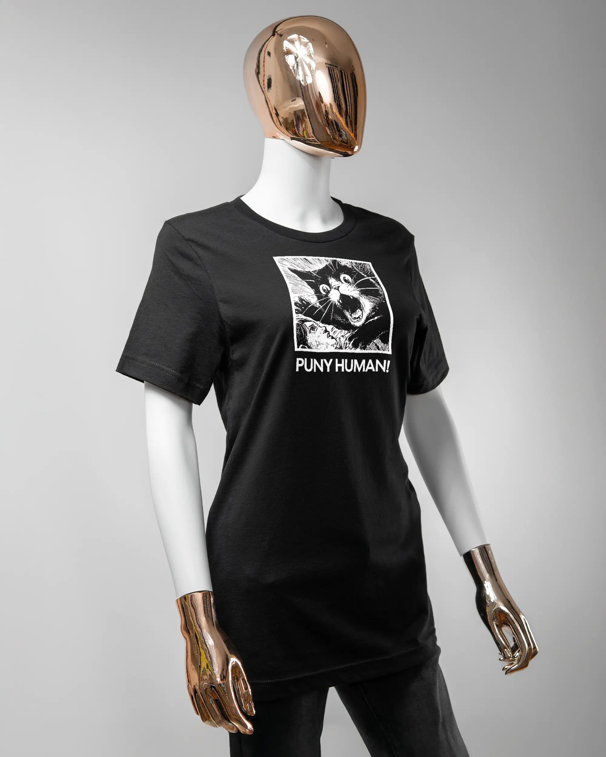 Vorderseite des Basic Unisex T-Shirt Light von Maondo mit dem Design Puny Human in der Farbe Black und in der Größe S getragen von einer femininen Puppe