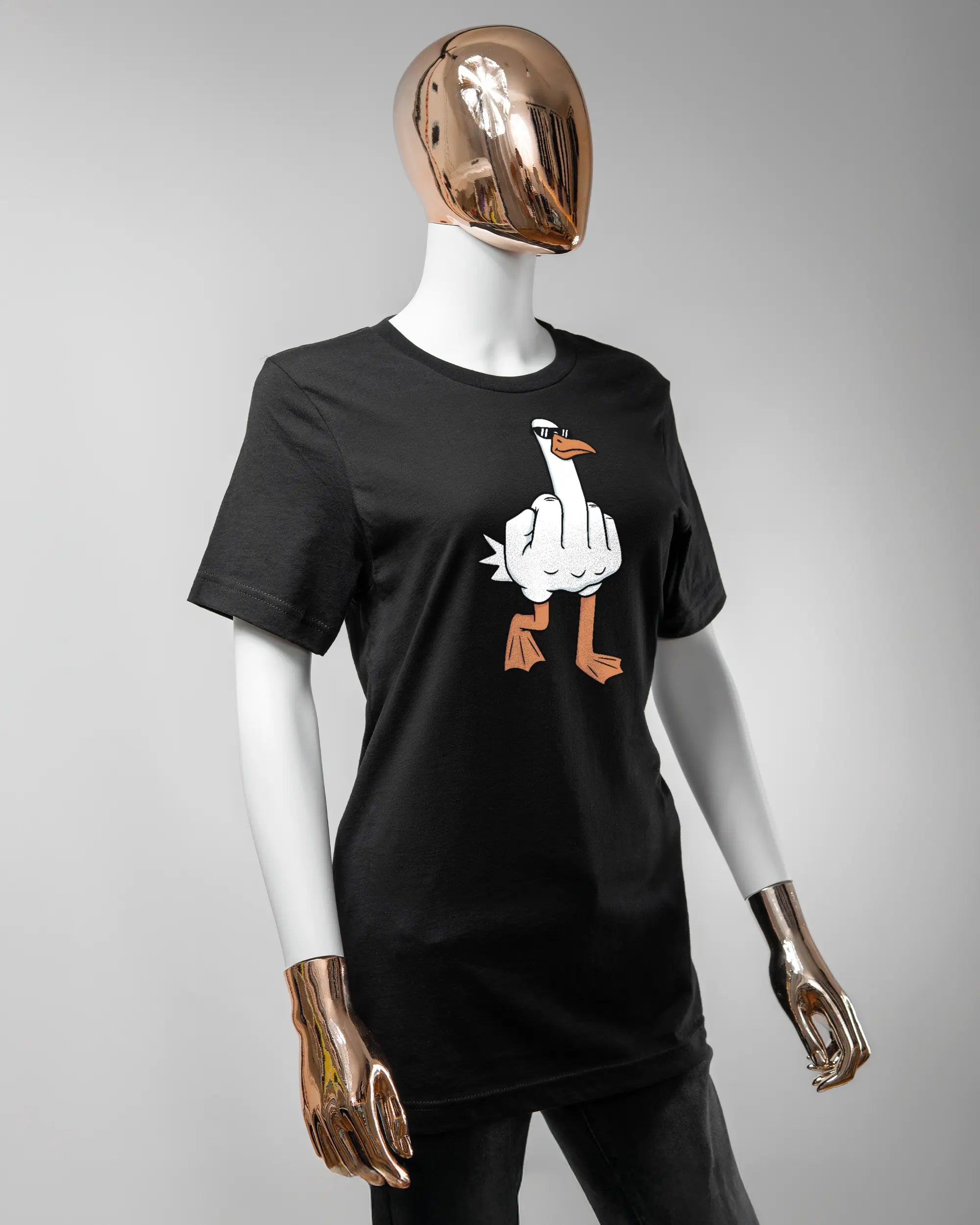 Vorderseite des Basic Unisex T-Shirt Light von Maondo mit dem Design I give a duck in der Farbe Black und in der Größe S getragen von einer femininen Puppe