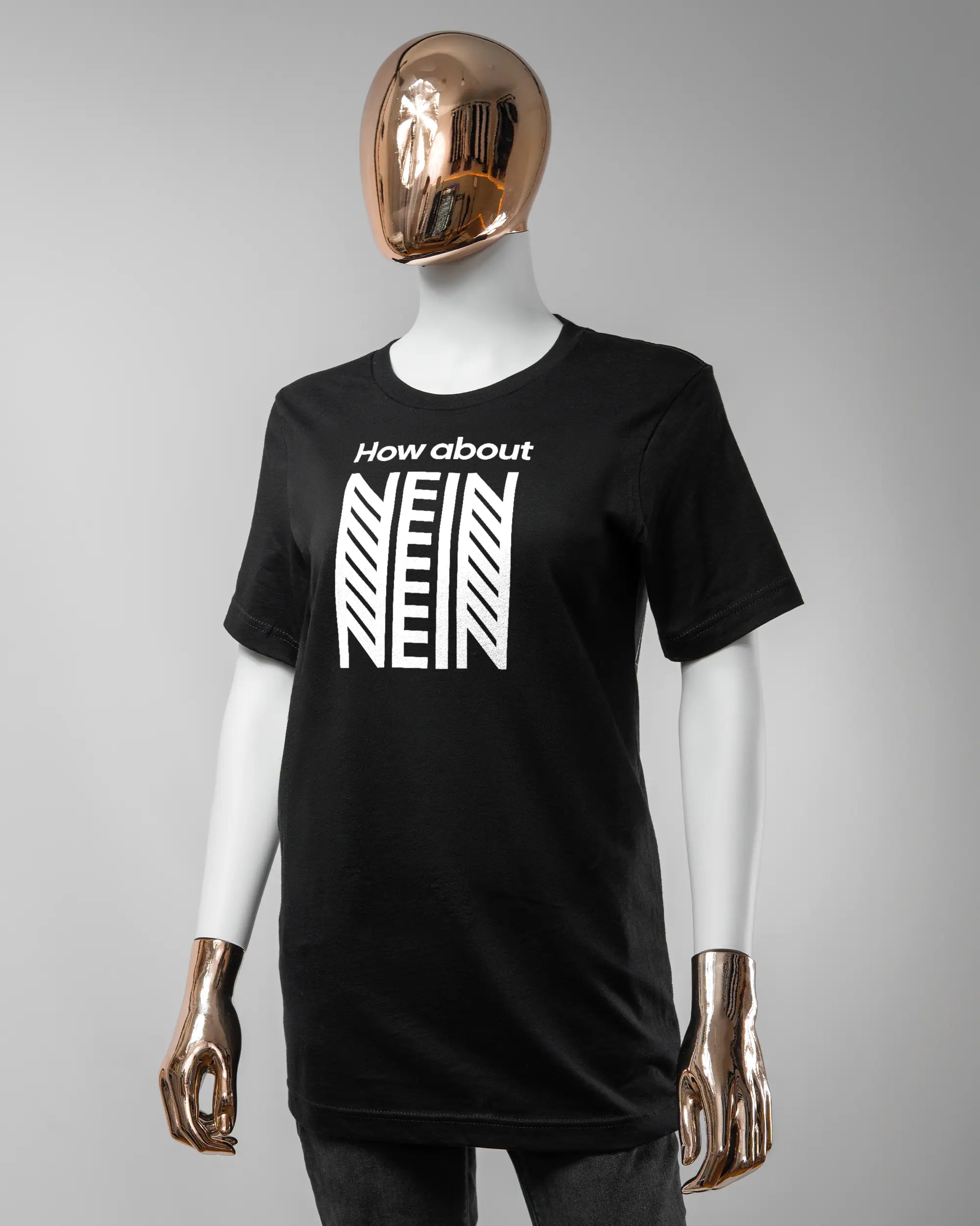 Vorderseite des Basic Unisex T-Shirt Light von Maondo mit dem Design How about nein in der Farbe Black und in der Größe S getragen von einer femininen Puppe