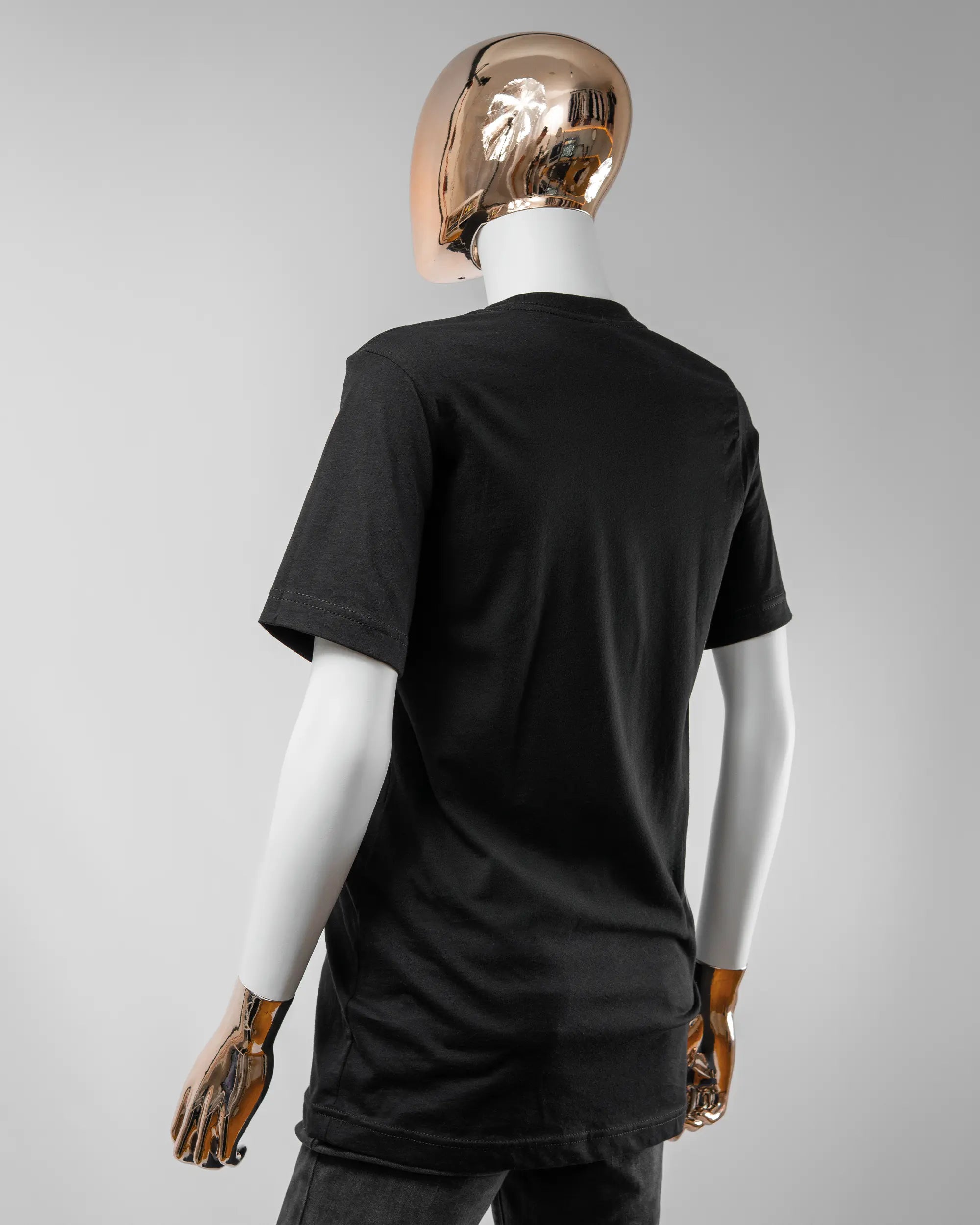 Rückseite des Basic Unisex T-Shirt Light von Maondo ohne Motiv in der Farbe Black und in der Größe S getragen von einer femininen Puppe