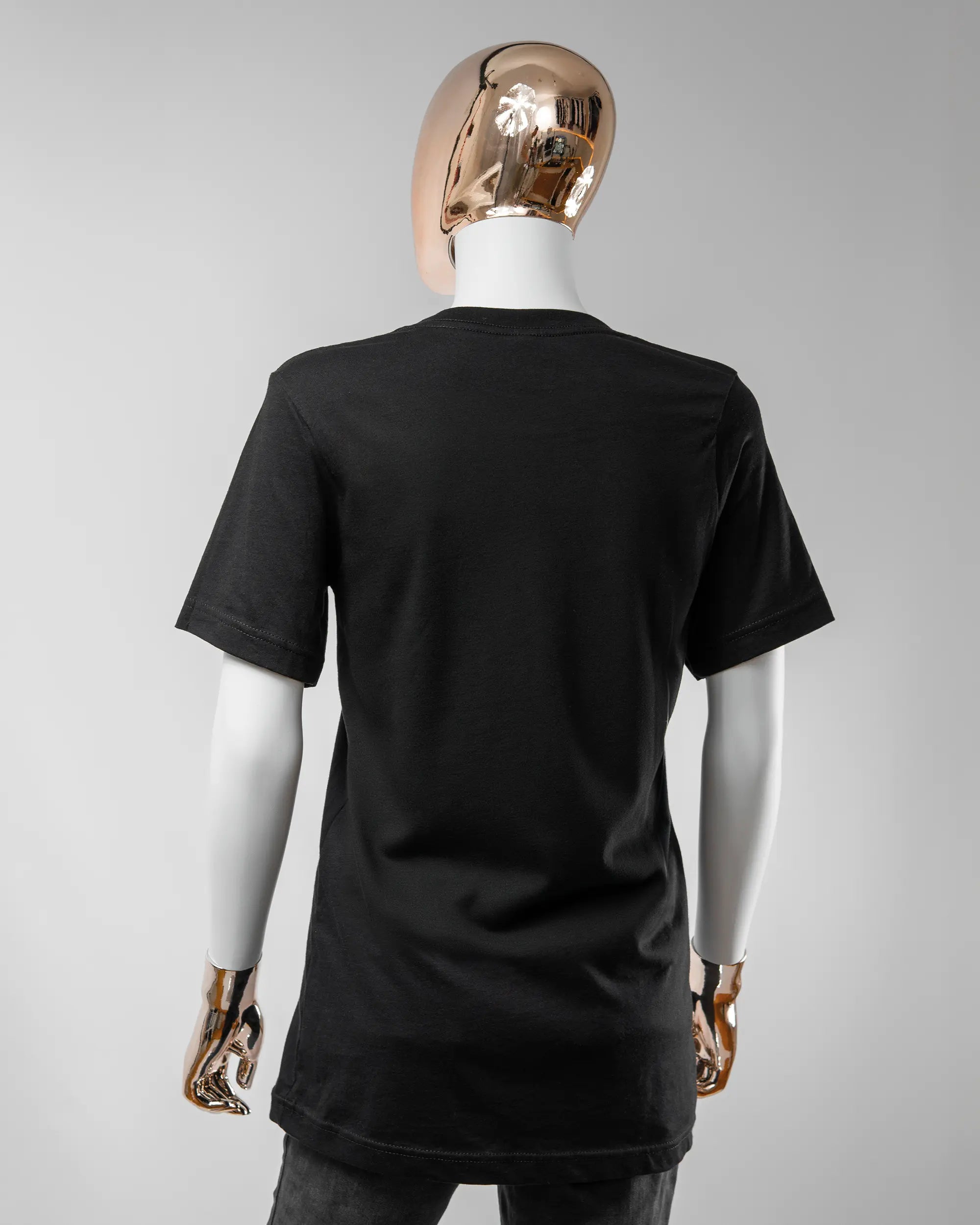 Rückseite des Basic Unisex T-Shirt Light von Maondo ohne Motiv in der Farbe Black und in der Größe S getragen von einer femininen Puppe