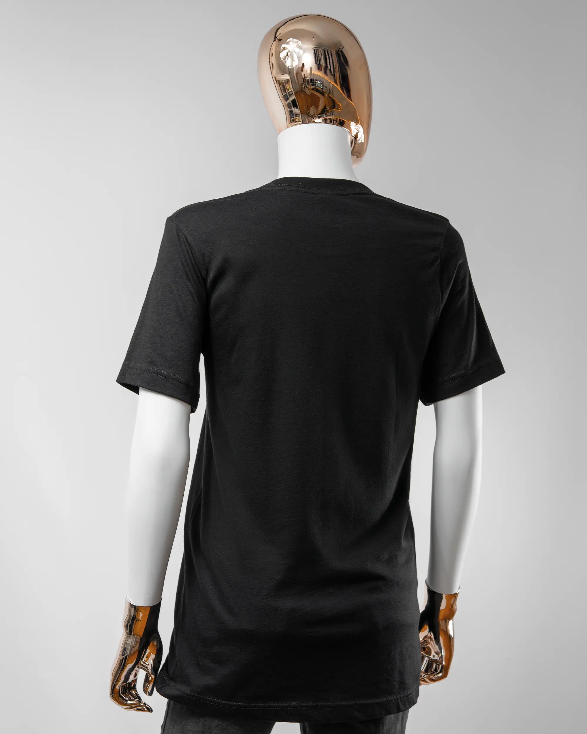 Rückseite des Basic Unisex T-Shirt Light von Maondo ohne Motiv in der Farbe Black und in der Größe S getragen von einer femininen Puppe