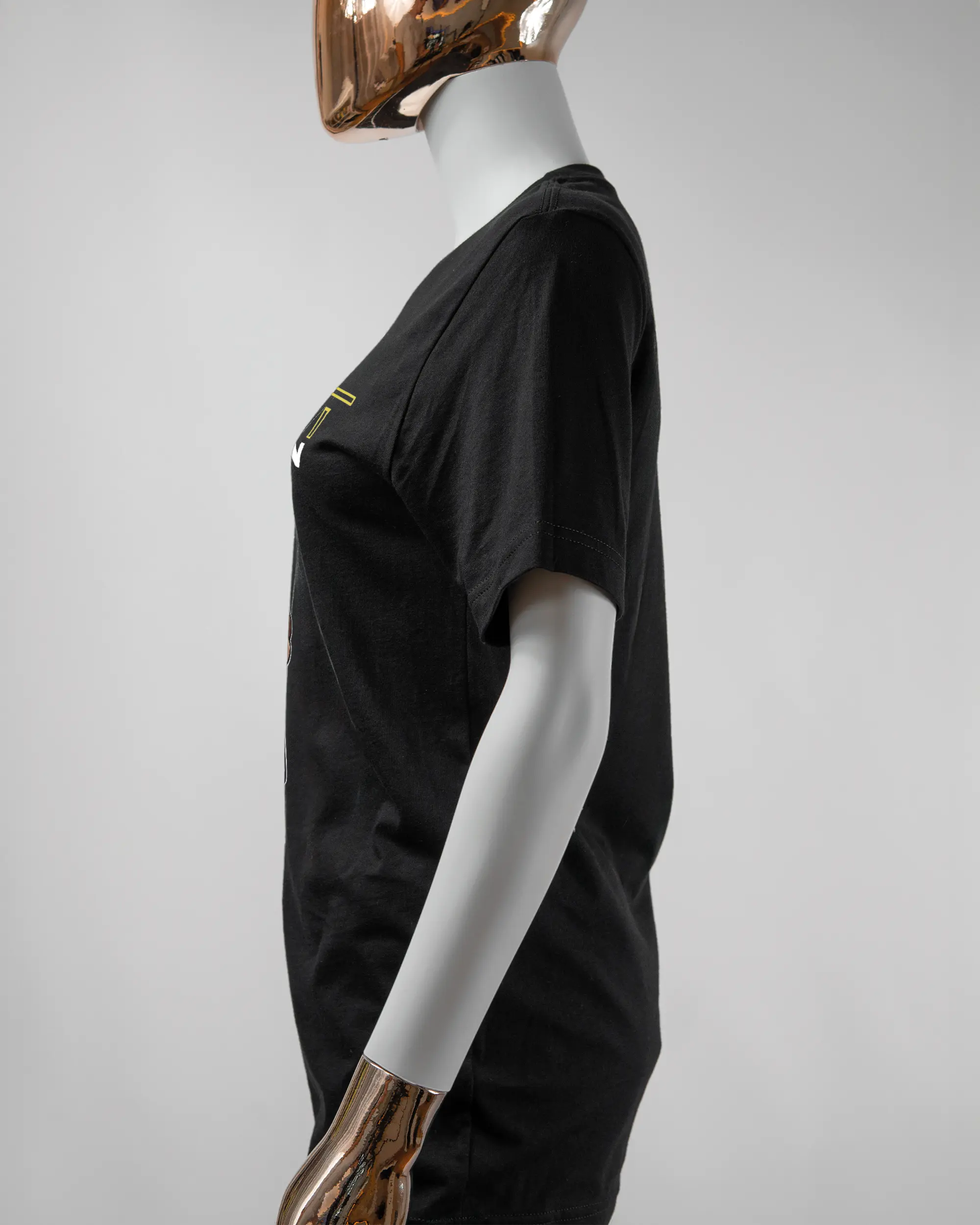 Seitenansicht des Basic Unisex T-Shirt Light von Maondo mit dem Design Tracht mit dir vorne in der Farbe Black und in der Größe S getragen von einer femininen Puppe