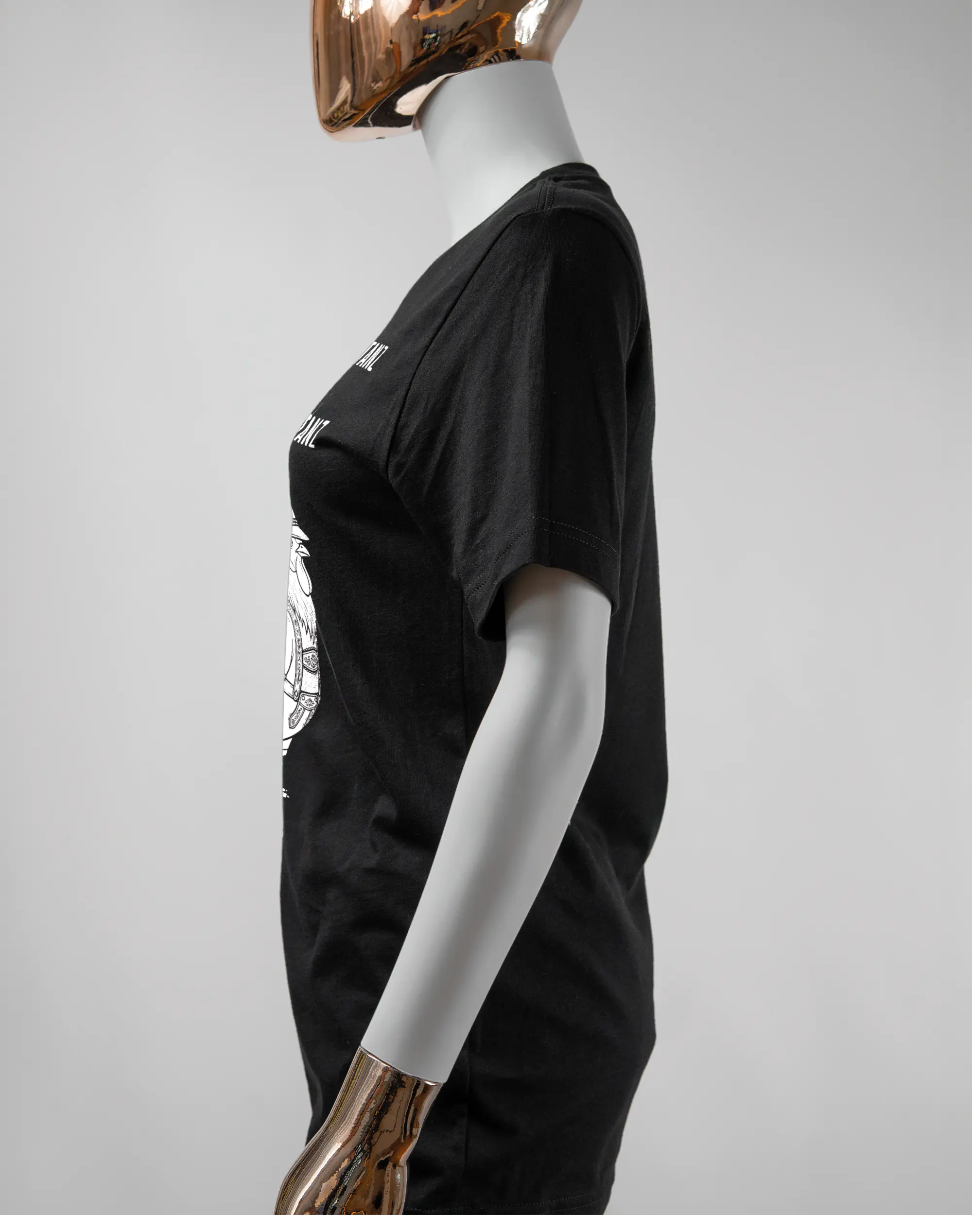 Seitenansicht des Basic Unisex T-Shirt Light von Maondo mit dem Design Trachtentanz vorne in der Farbe Black und in der Größe S getragen von einer femininen Puppe