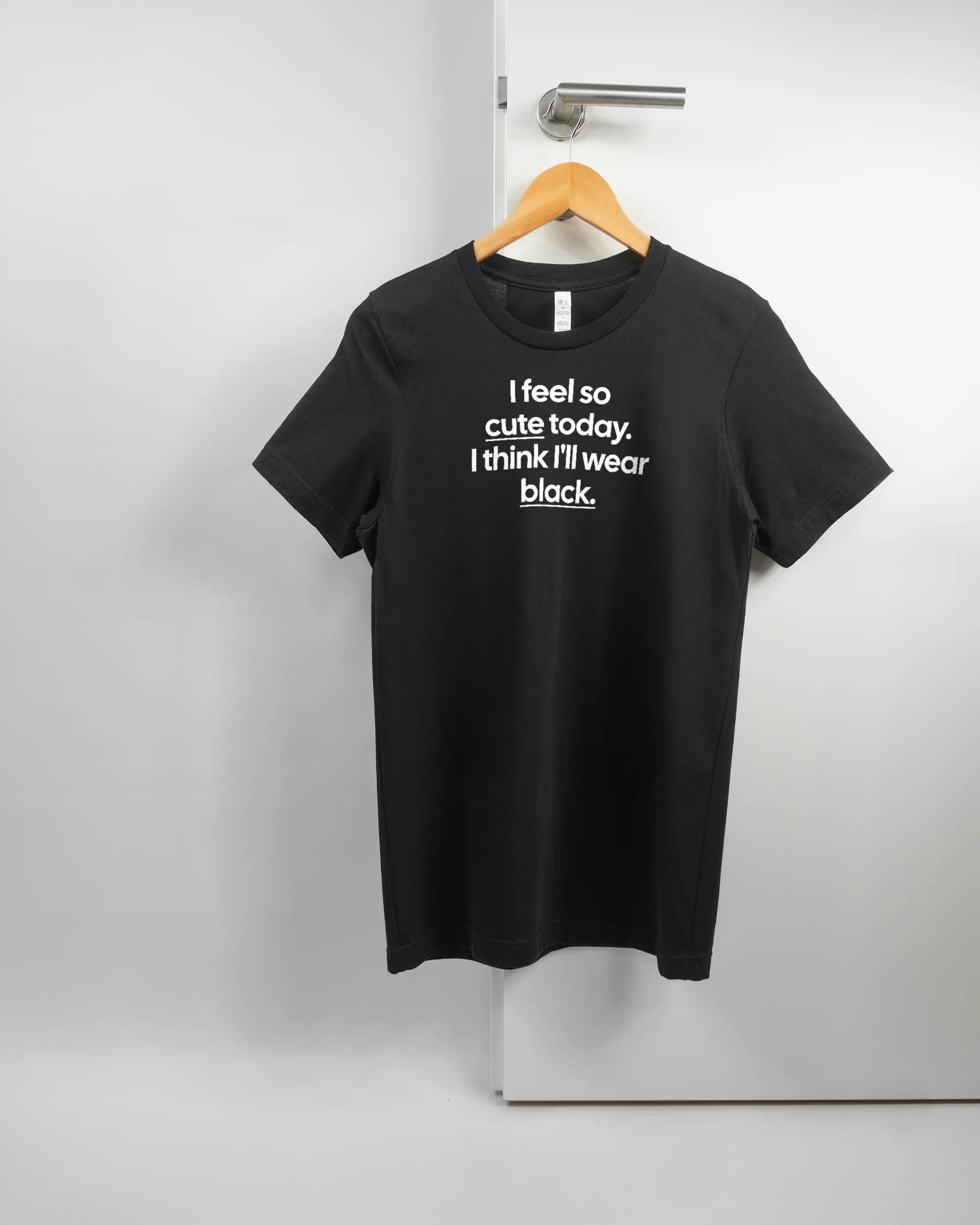 Vorderseite des Basic Unisex T-Shirt Light von Maondo mit dem Design Colorful Day in der Farbe Black und in der Größe S auf einem Bügel an der Türklinke aufgehängt