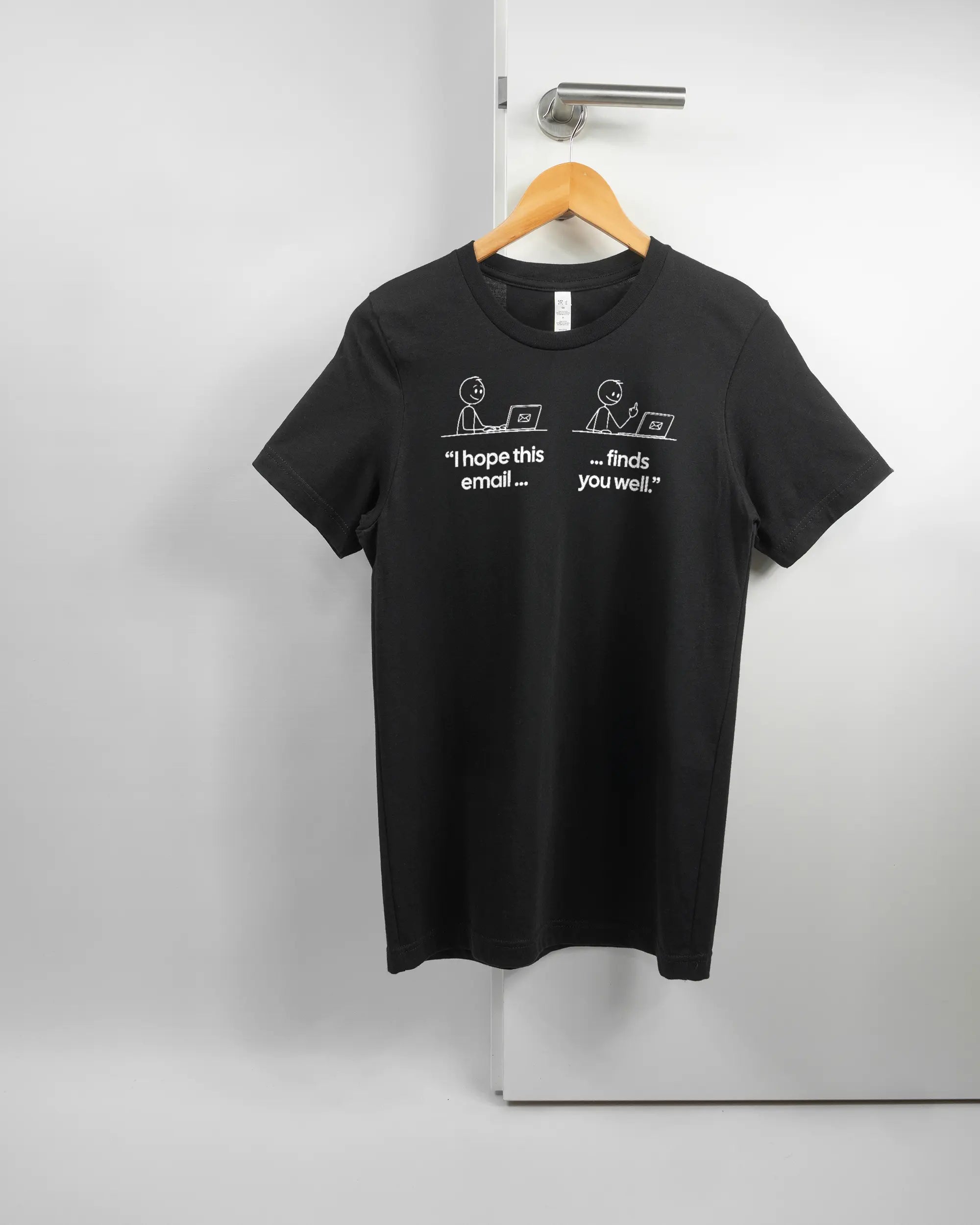 Vorderseite des Basic Unisex T-Shirt Light von Maondo mit dem Design Found me not well in der Farbe Black und in der Größe S auf einem Bügel an der Türklinke aufgehängt