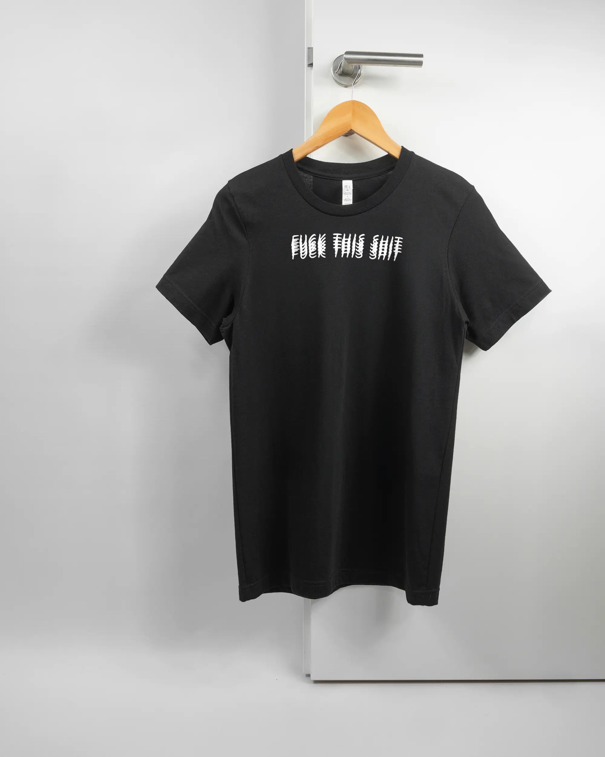 Vorderseite des Basic Unisex T-Shirt Light von Maondo mit dem Design Hidden Message in der Farbe Black und in der Größe S auf einem Bügel an der Türklinke aufgehängt