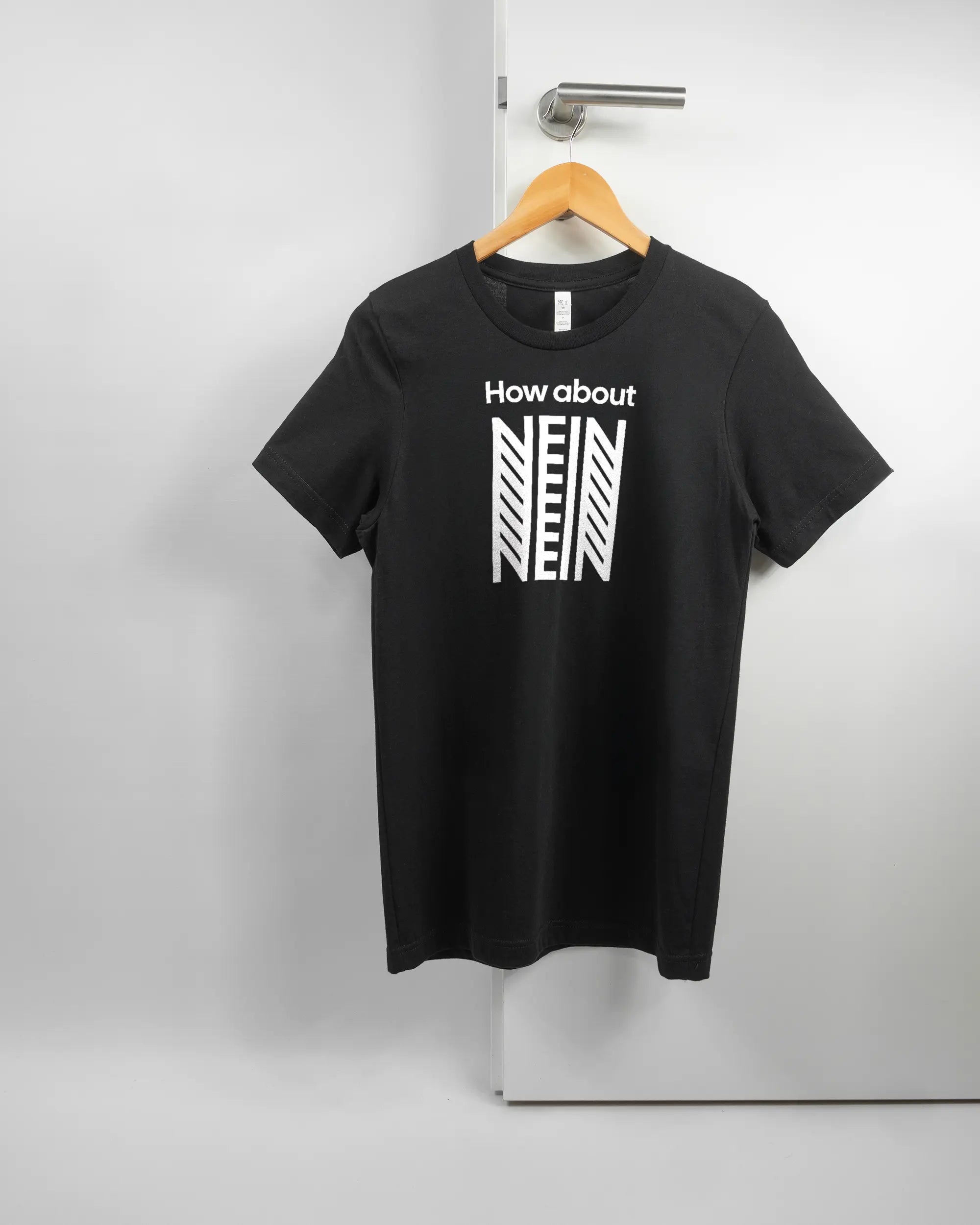 Vorderseite des Basic Unisex T-Shirt Light von Maondo mit dem Design How about nein in der Farbe Black und in der Größe S auf einem Bügel an der Türklinke aufgehängt