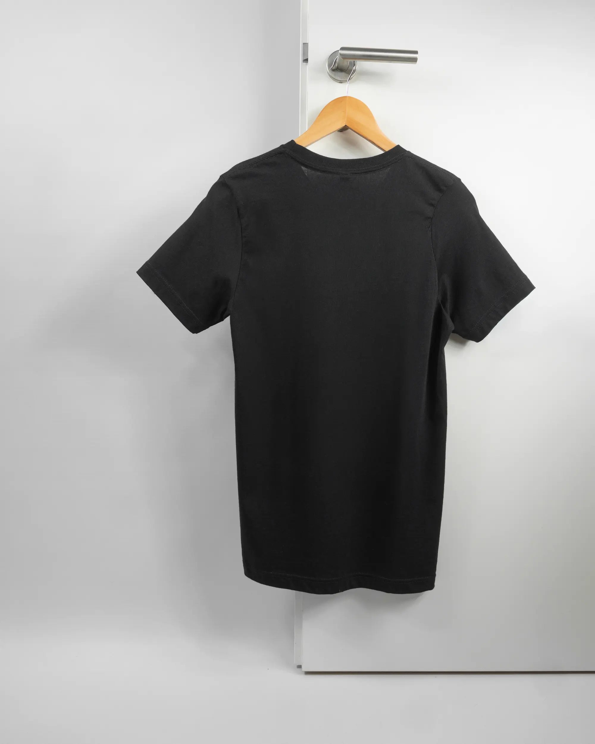 Rückseite des Basic Unisex T-Shirt Light von Maondo ohne Motiv in der Farbe Black und in der Größe S auf einem Bügel an der Türklinke aufgehängt